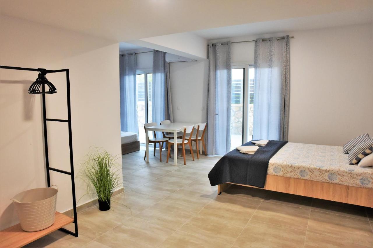 Telhinis & Hotel 2*