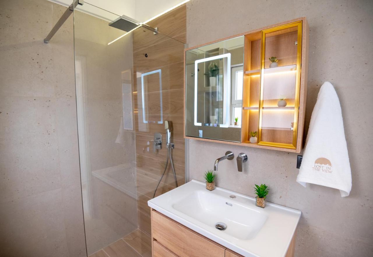 Lost In The View, Luxury With Seaview