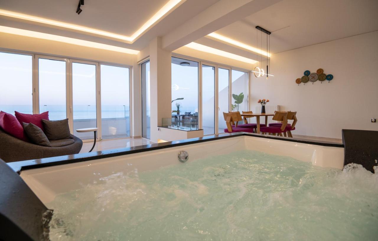 Lost In The View, Luxury With Seaview Apartment *