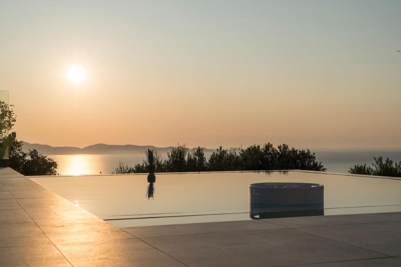 Ekphrasis With Sea View And Jacuzzi