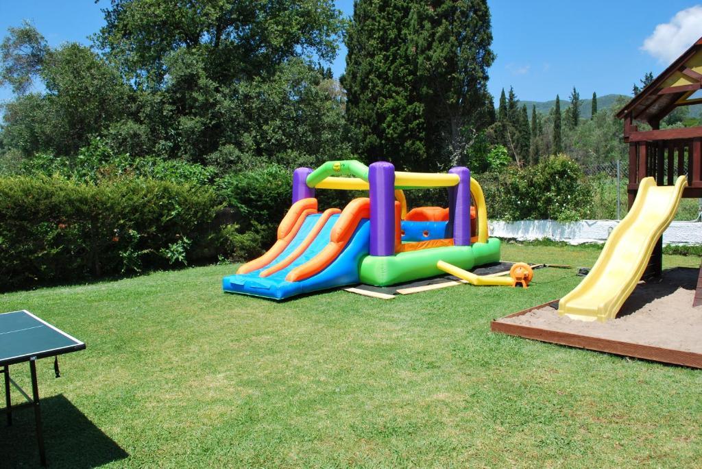 Dominoes Corfu Ipsos