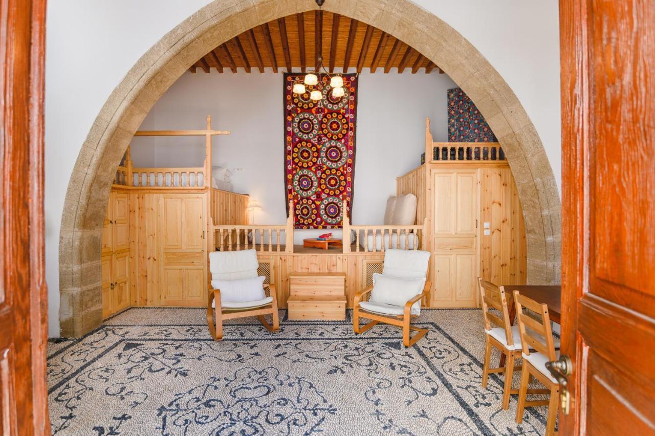 Nouna * Lindos (Rhodes)