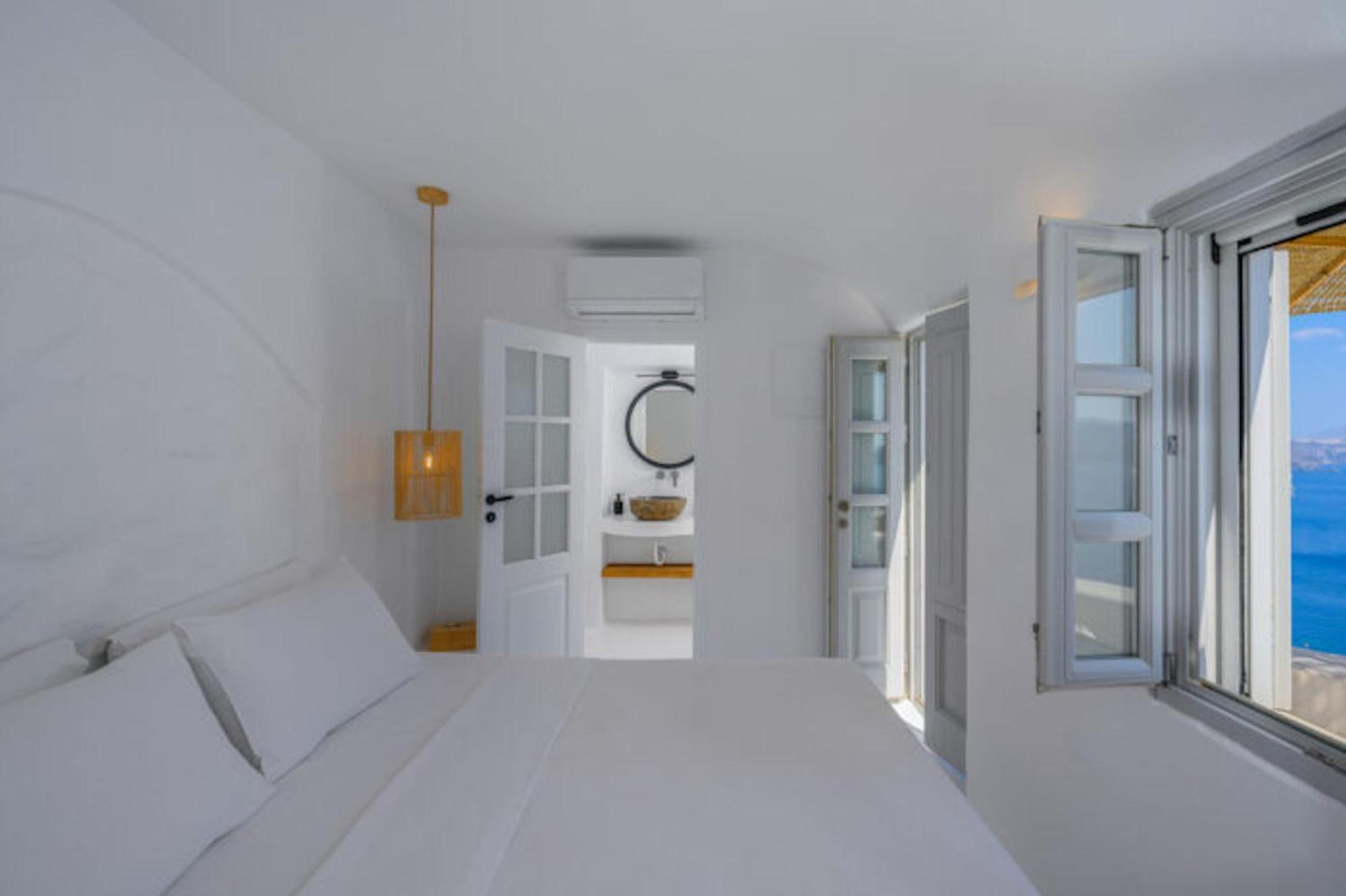 Beautiful Santorini Villa 1 Bedroom Villa Blissful Retreat Breathtaking Caldera Sea Views Outdoor Hot Tub Oia Villa