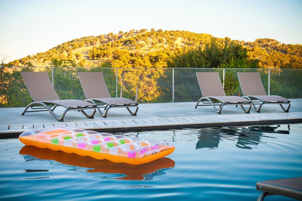 Pezoulia Aparthotel Selakano