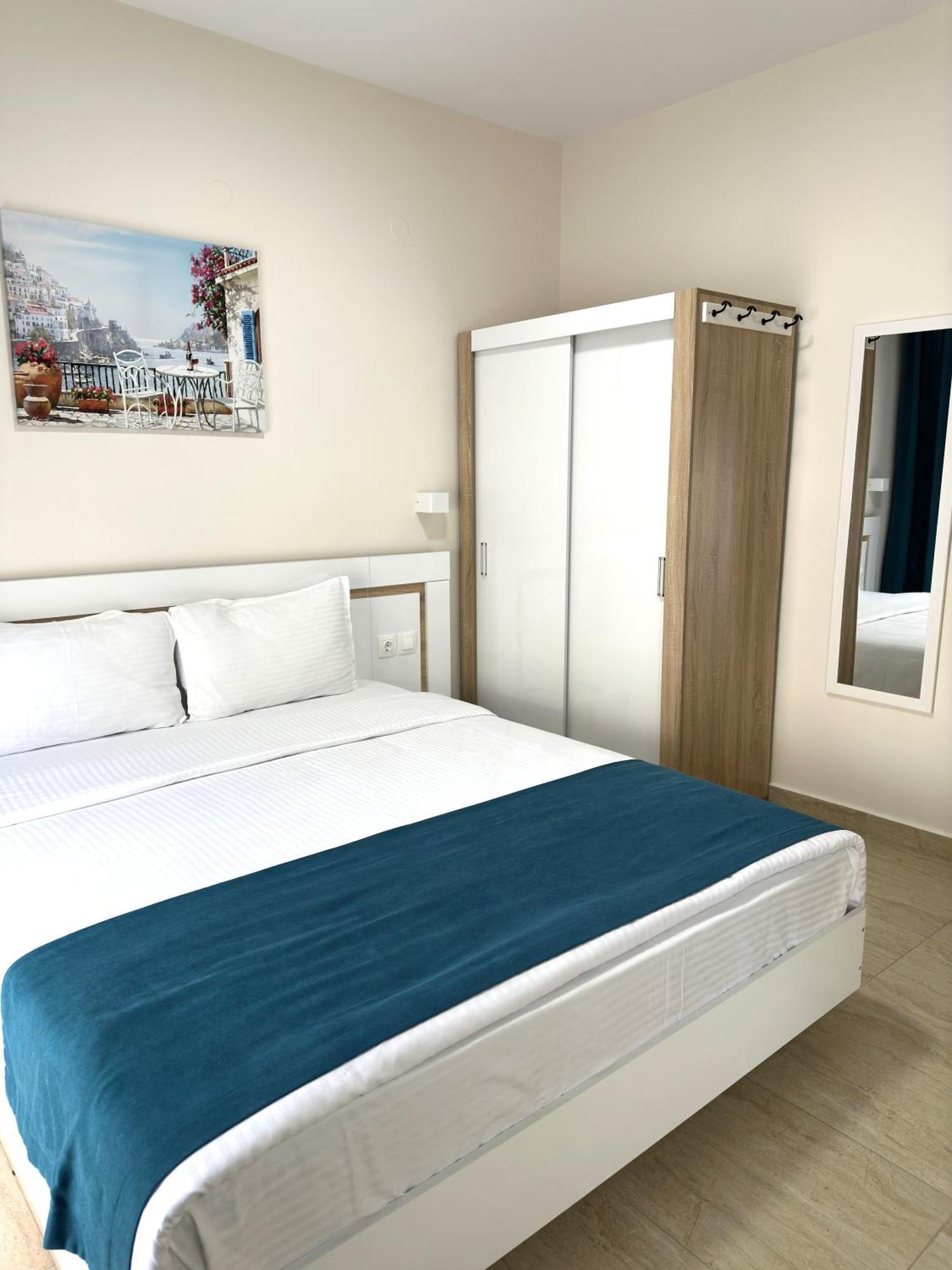 Navarino Luxe Aparthotel