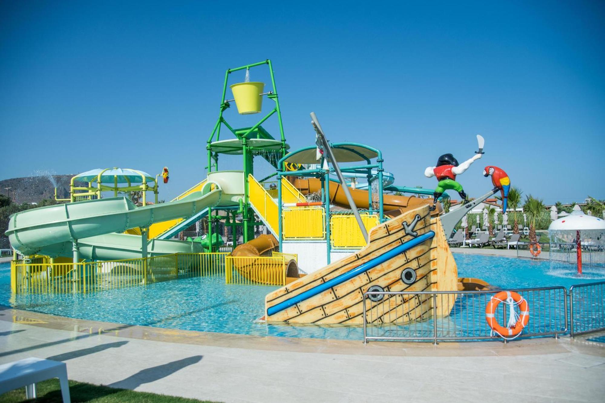 Senseana Sea Side & Aquadventure Hotel