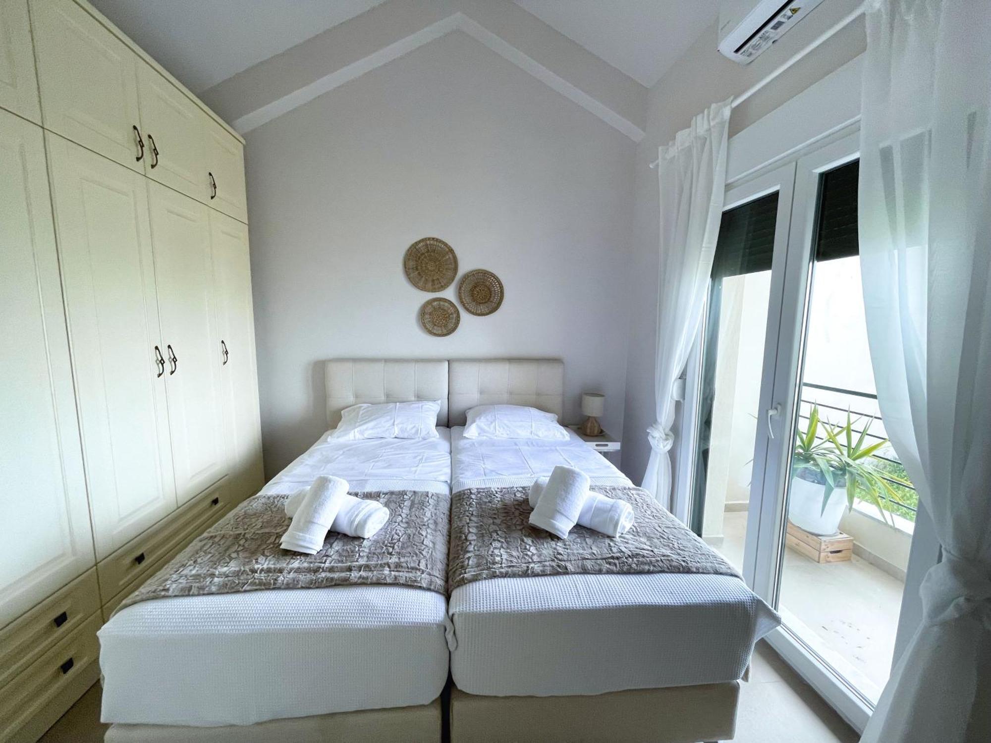 Seas The Day - Beachfront, Amazing Sea Views Holiday home