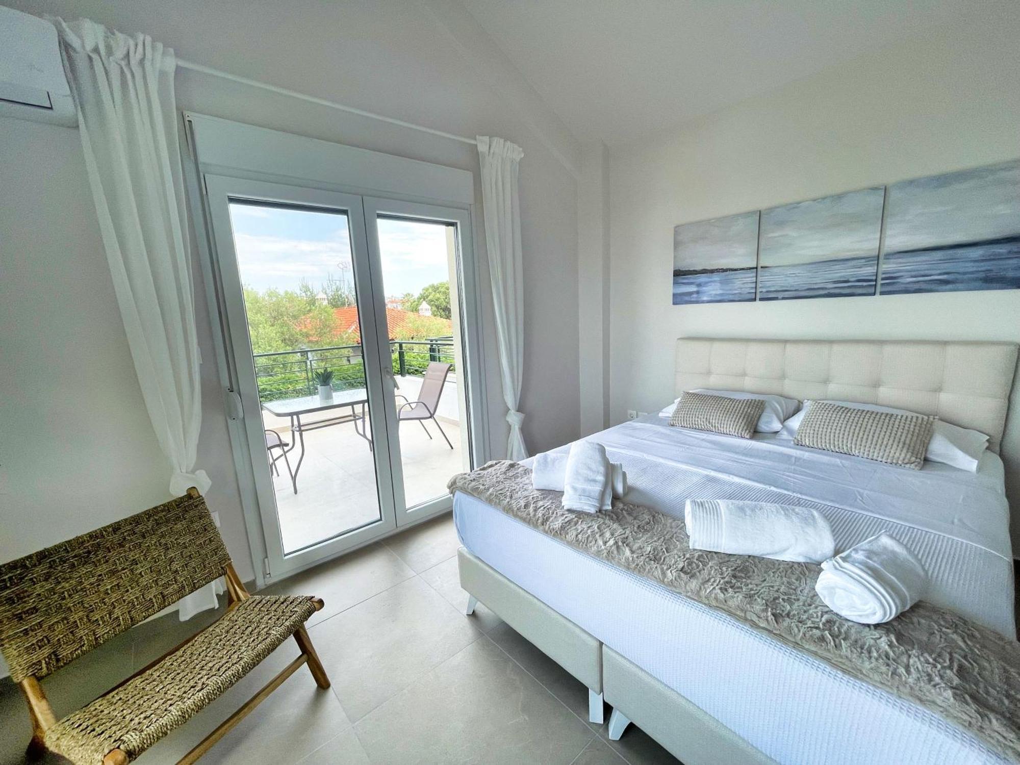 Seas The Day - Beachfront, Amazing Sea Views Holiday home *