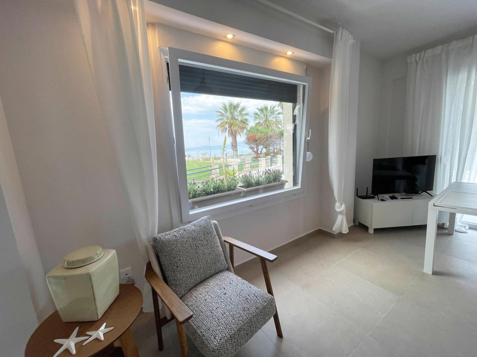 Seas The Day - Beachfront, Amazing Sea Views Holiday home *