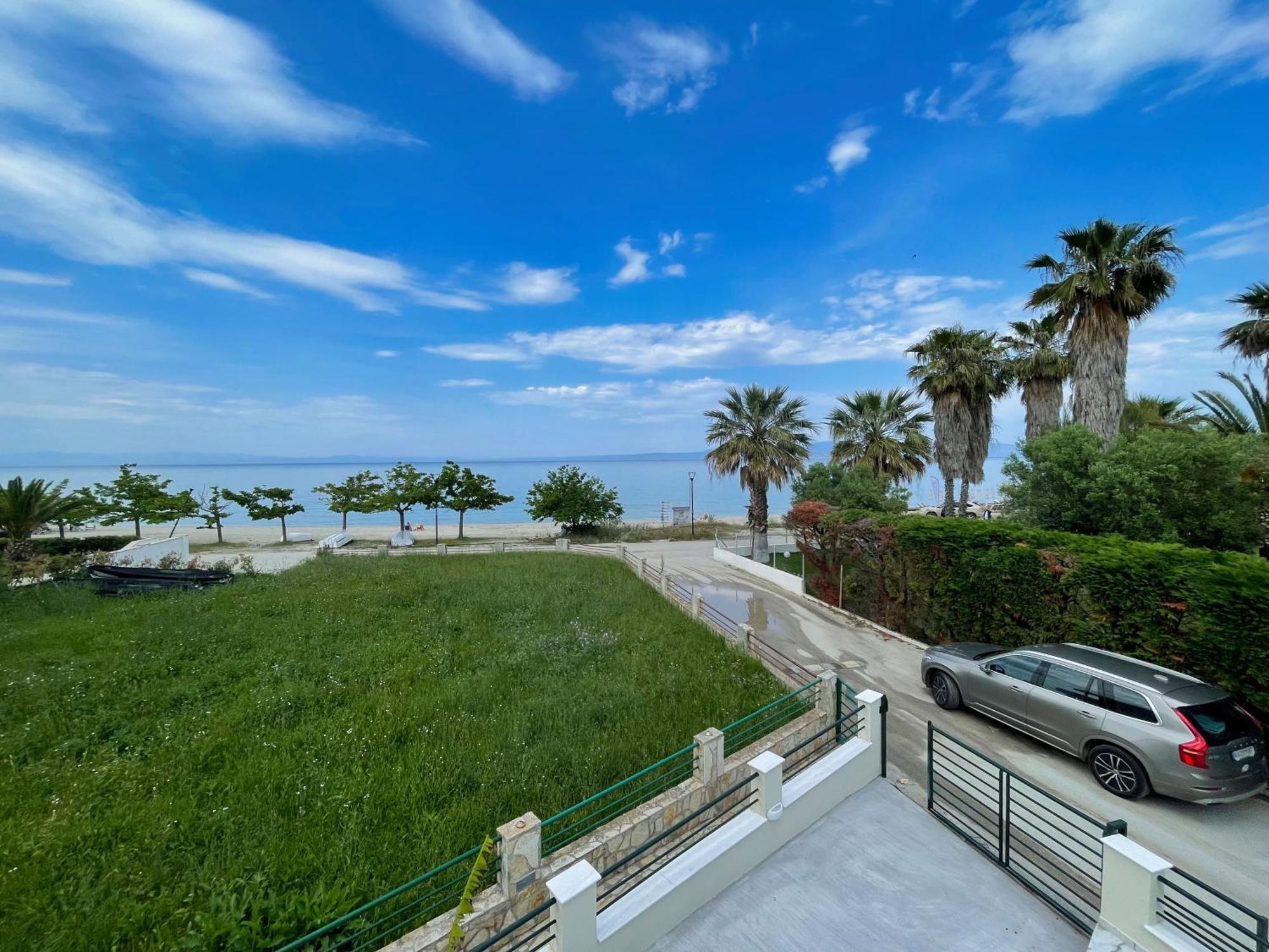 Seas The Day - Beachfront, Amazing Sea Views Holiday home