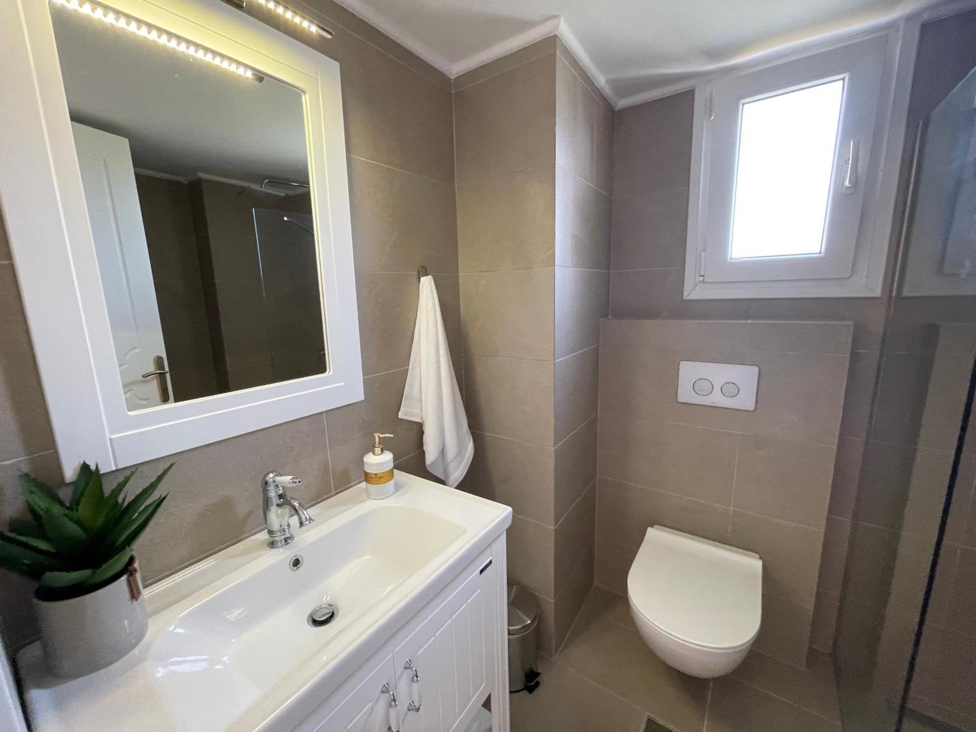 Holiday home Seas The Day - Beachfront, Amazing Sea Views *