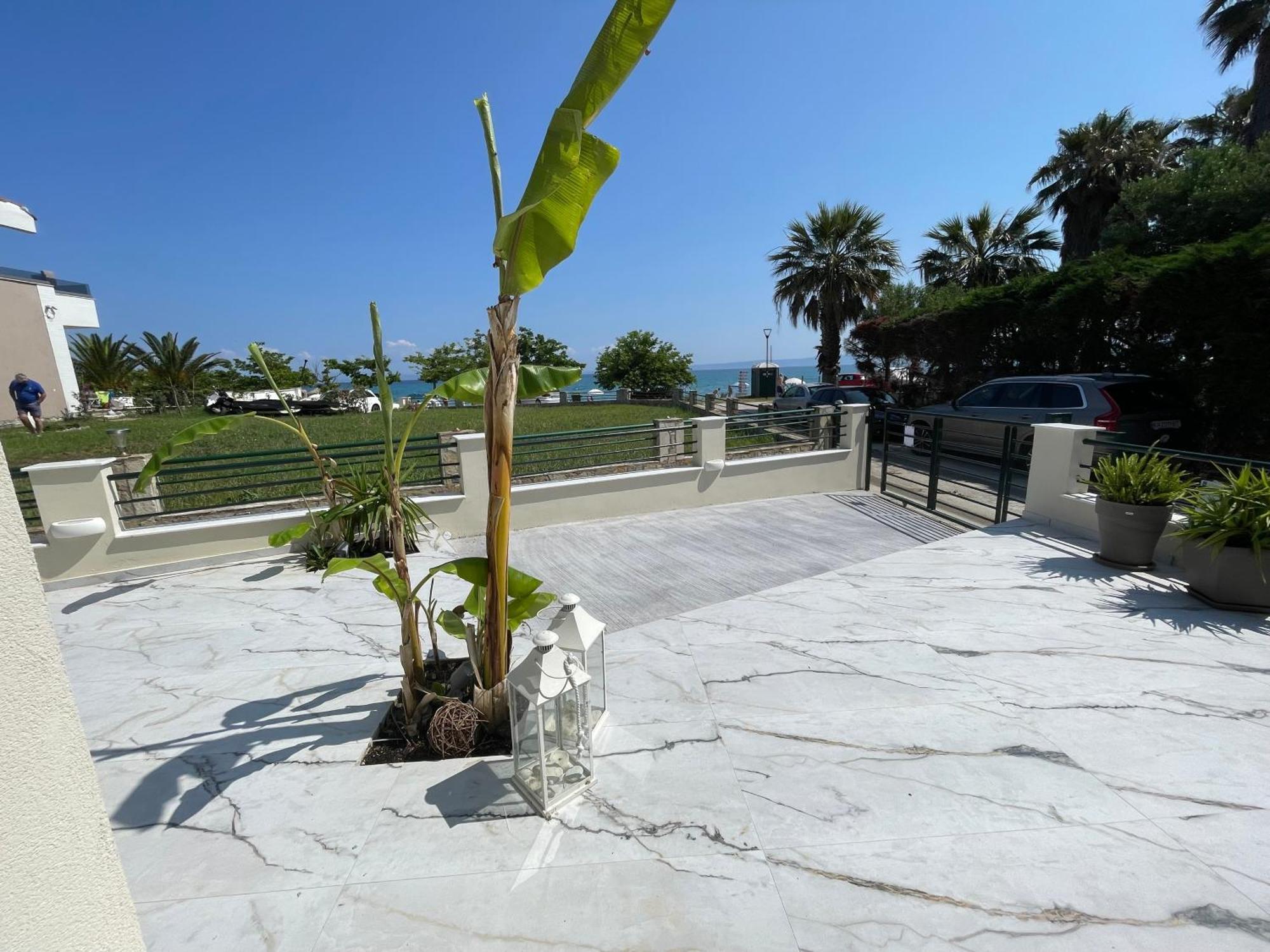 Seas The Day - Beachfront, Amazing Sea Views Holiday home