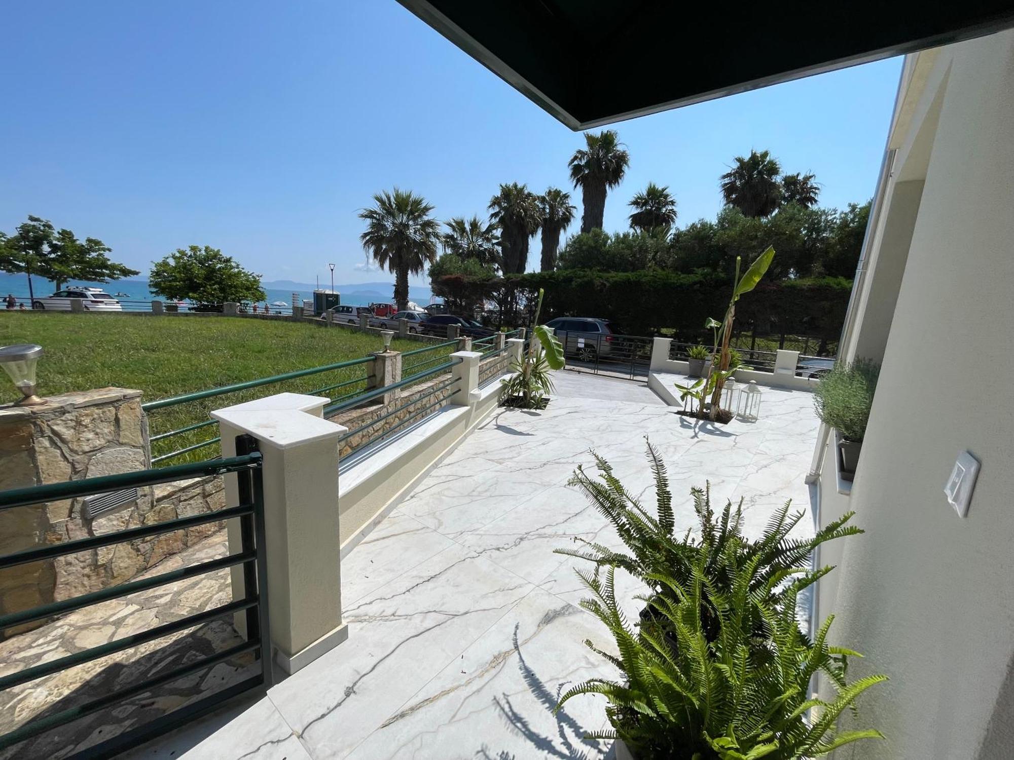 Holiday home Seas The Day - Beachfront, Amazing Sea Views *