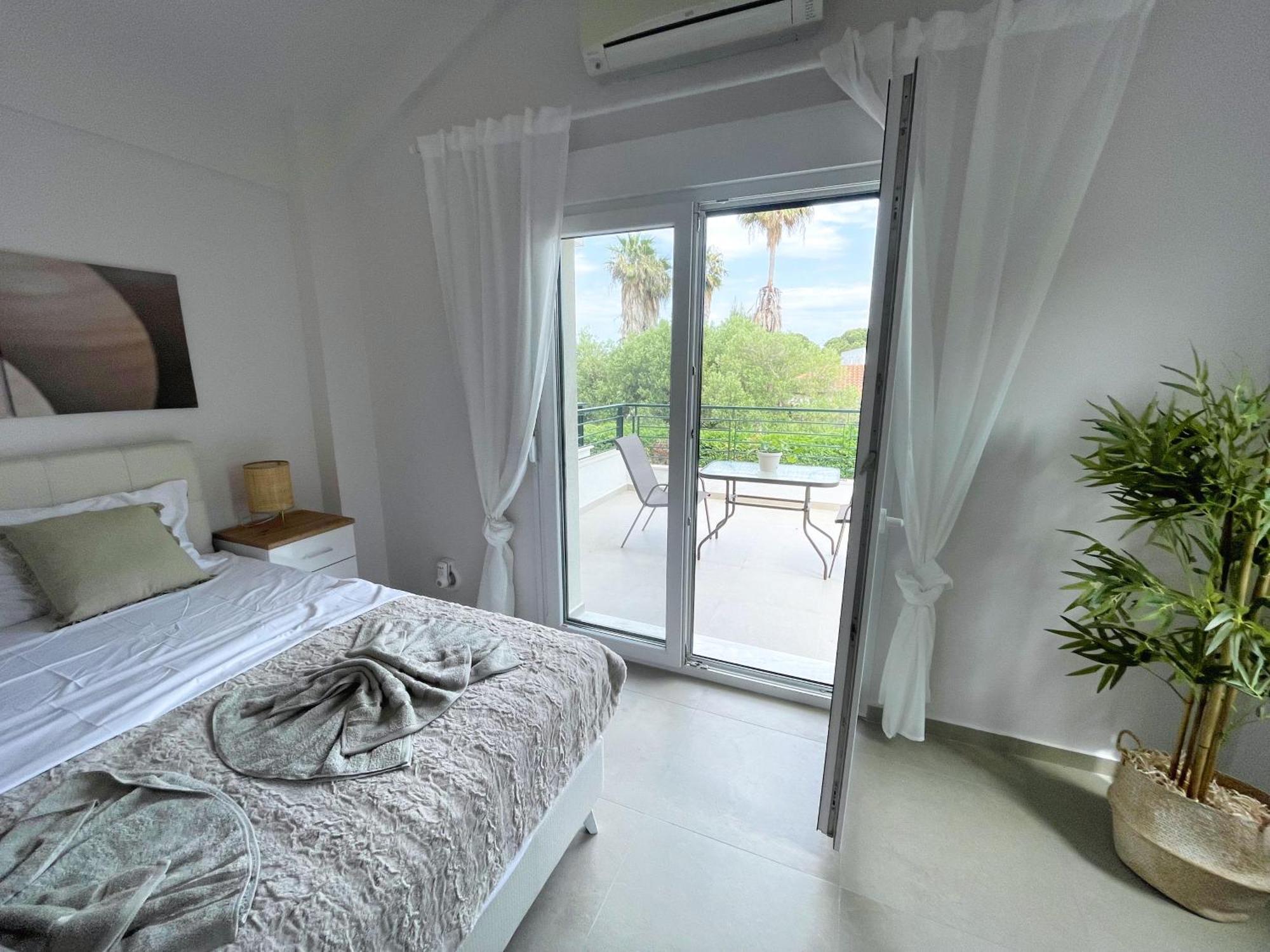 Paradise Overlook - Beachfront Holiday home *