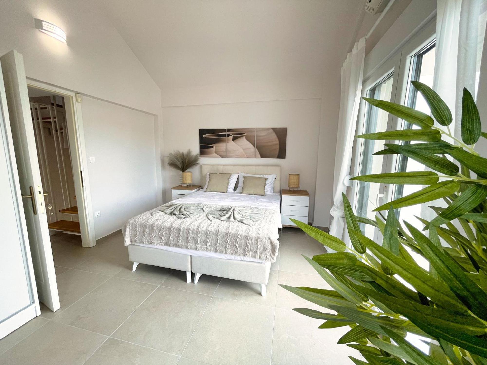 Paradise Overlook - Beachfront Holiday home