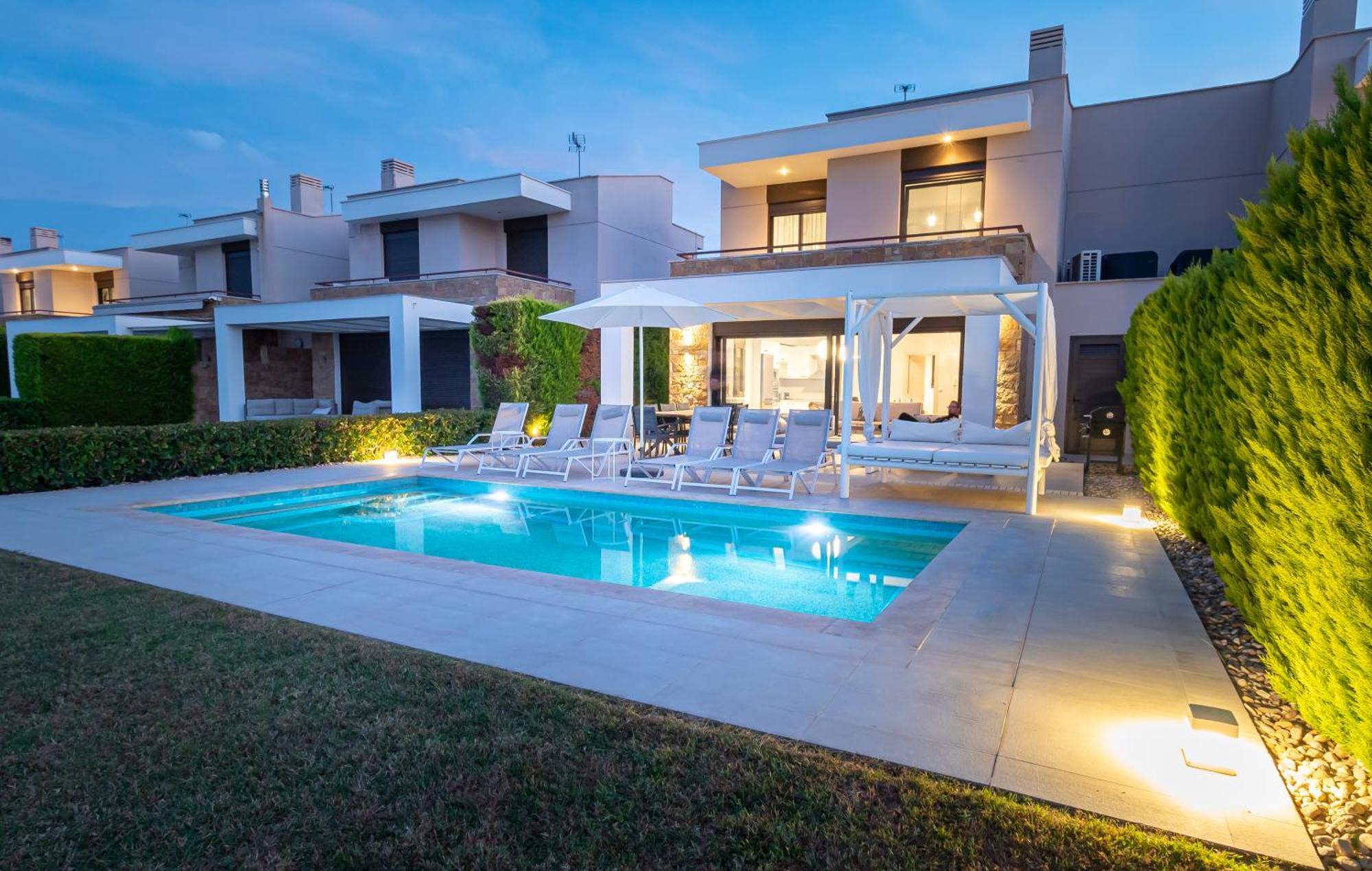 Bellevue With Private Pool *