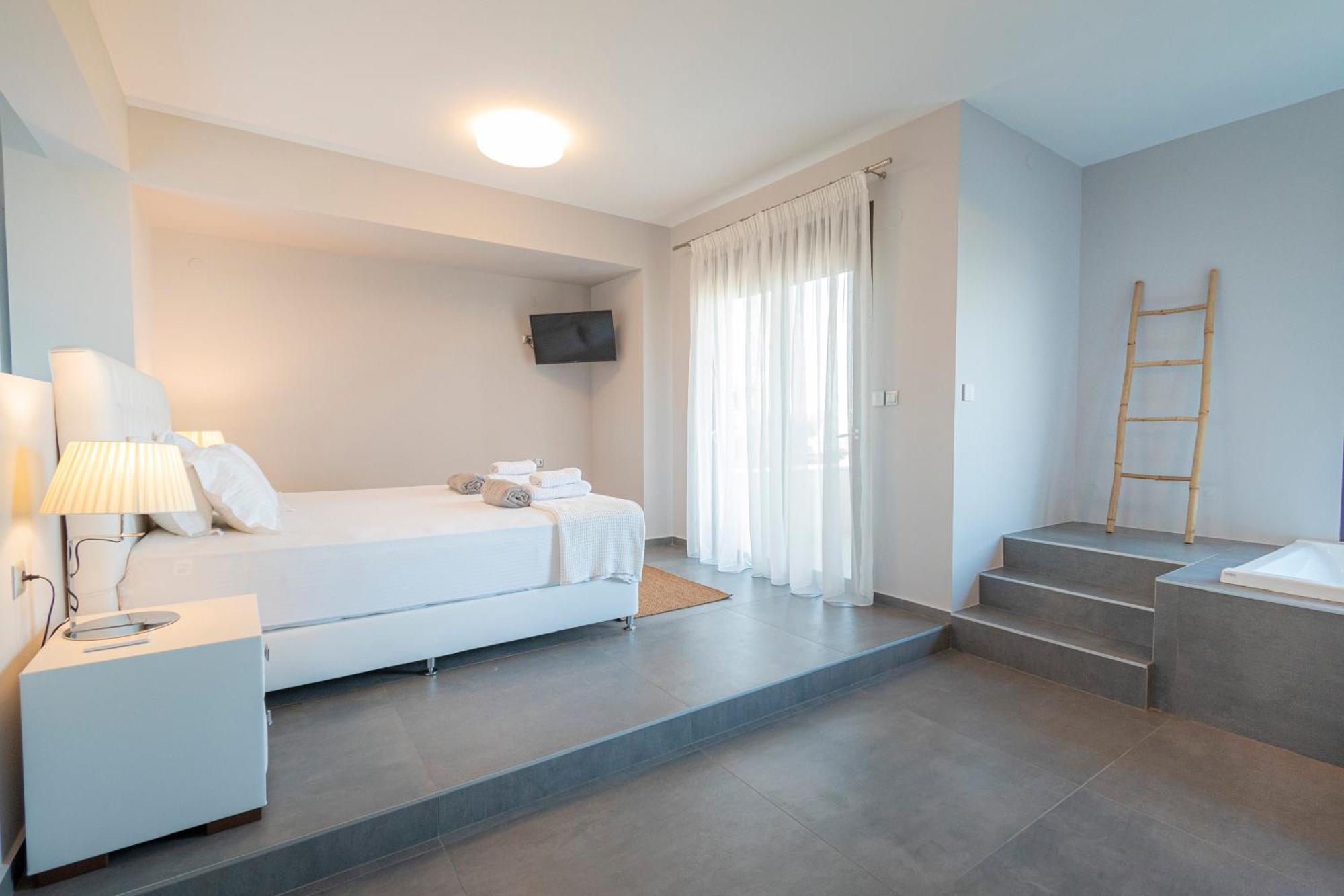 Villa Bellevue With Private Pool Hanioti