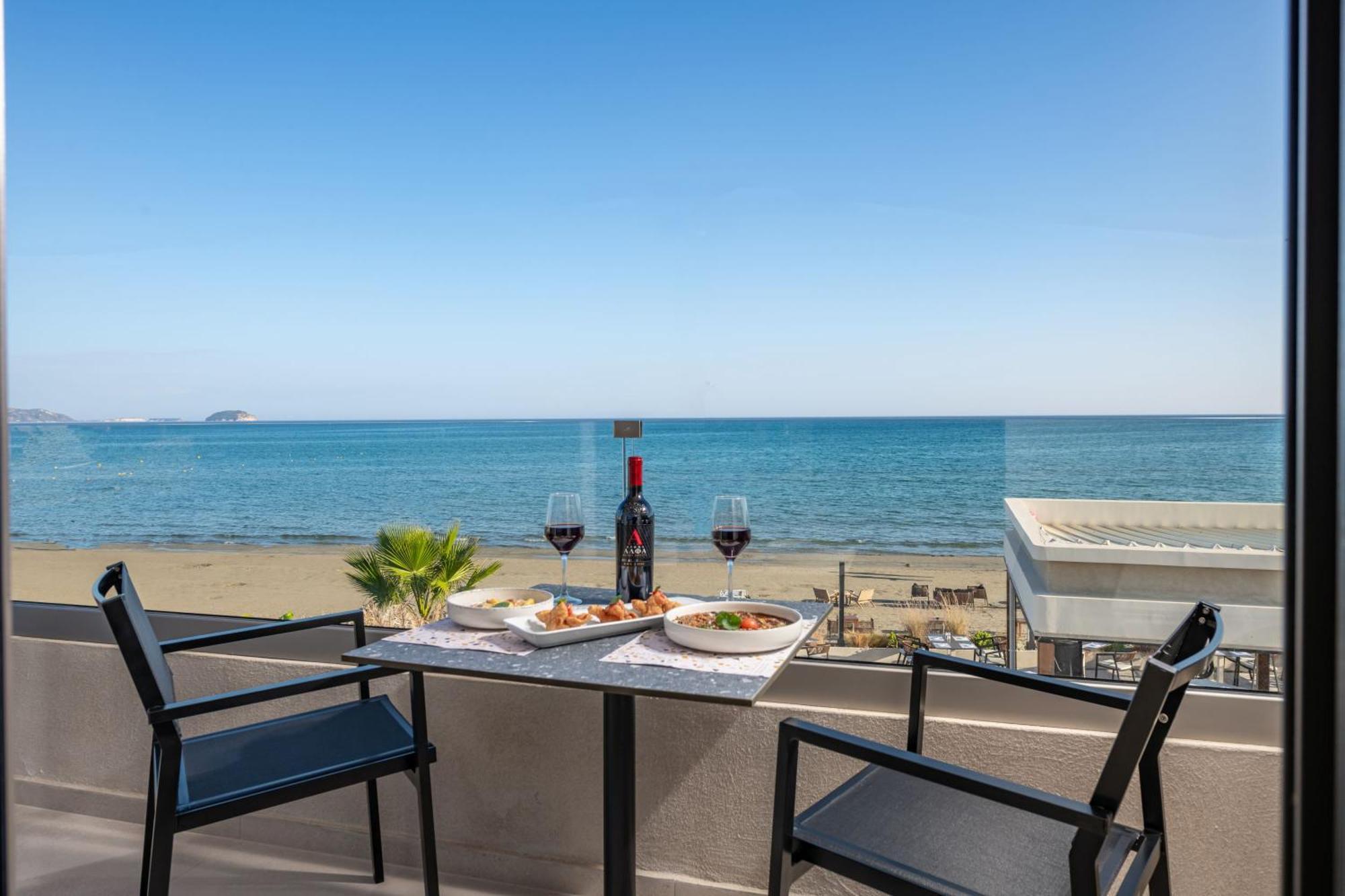Horizon - Beachfront Luxury, By Zantewize *