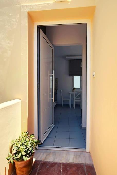 1 Bedroom Renovated By The Sea-summermemories Apartment Stalida