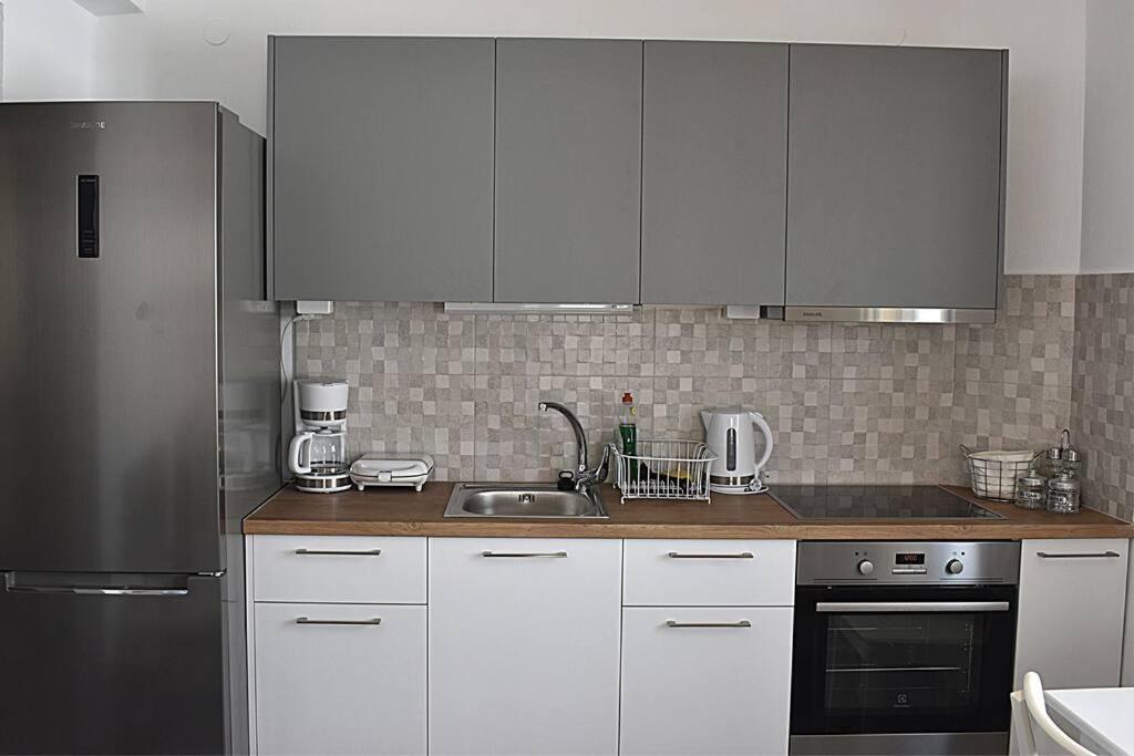 Apartment 1 Bedroom Renovated By The Sea-summermemories