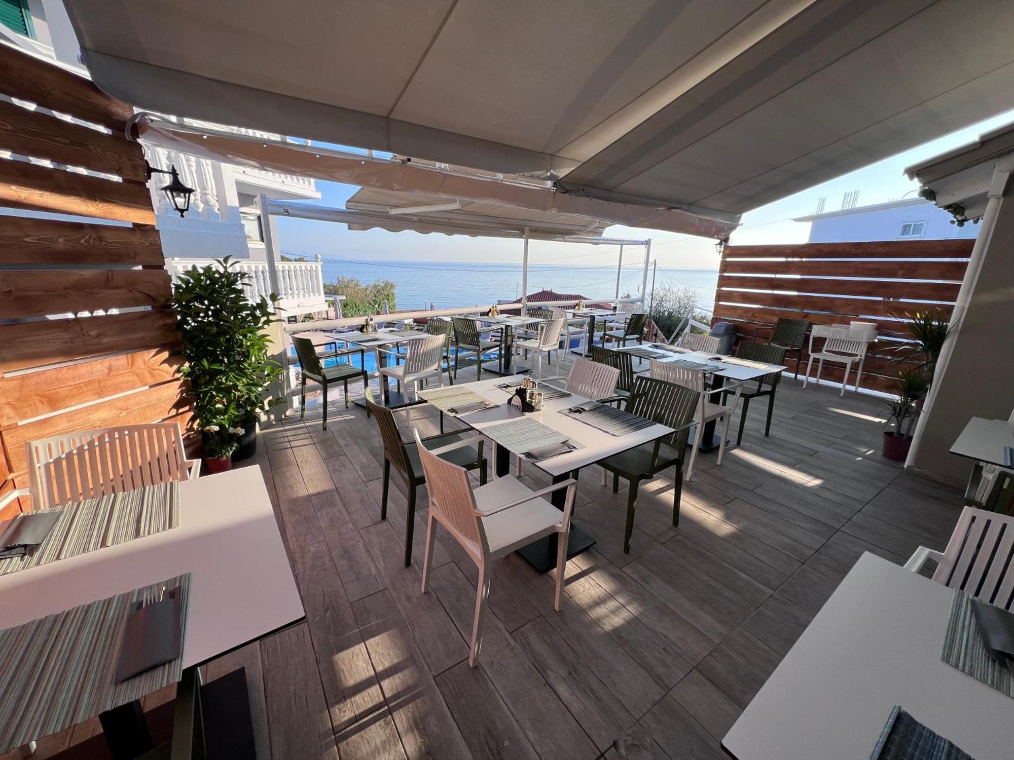 Amarylis Beachfront Studios