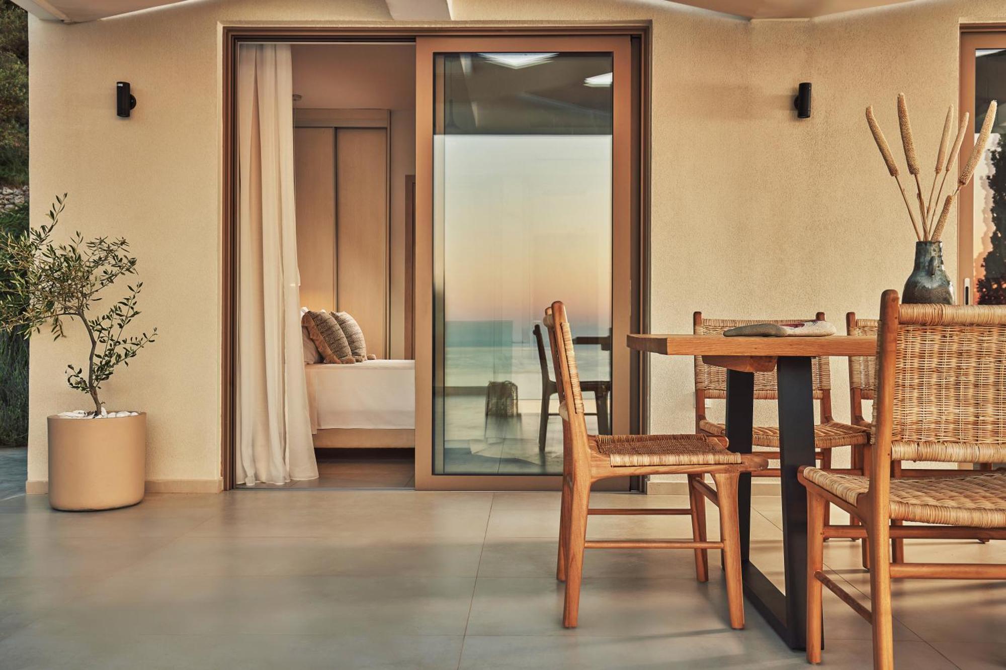 Thelxi's Ii - Brand New Seaview Suite!