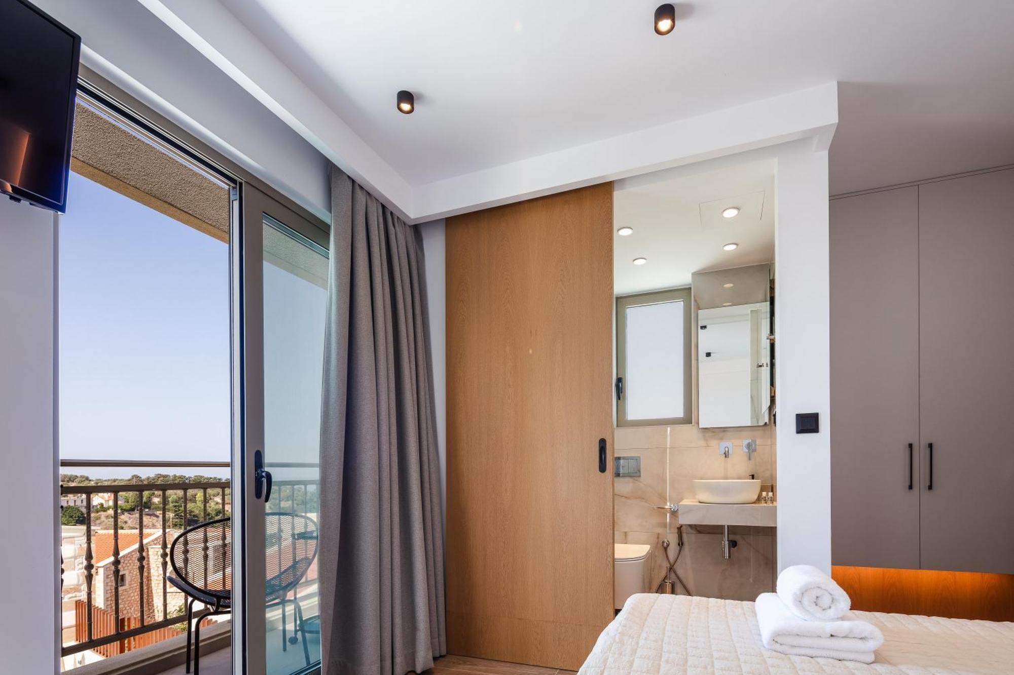 Marvelous New Luxury With Heated Pool! Villa