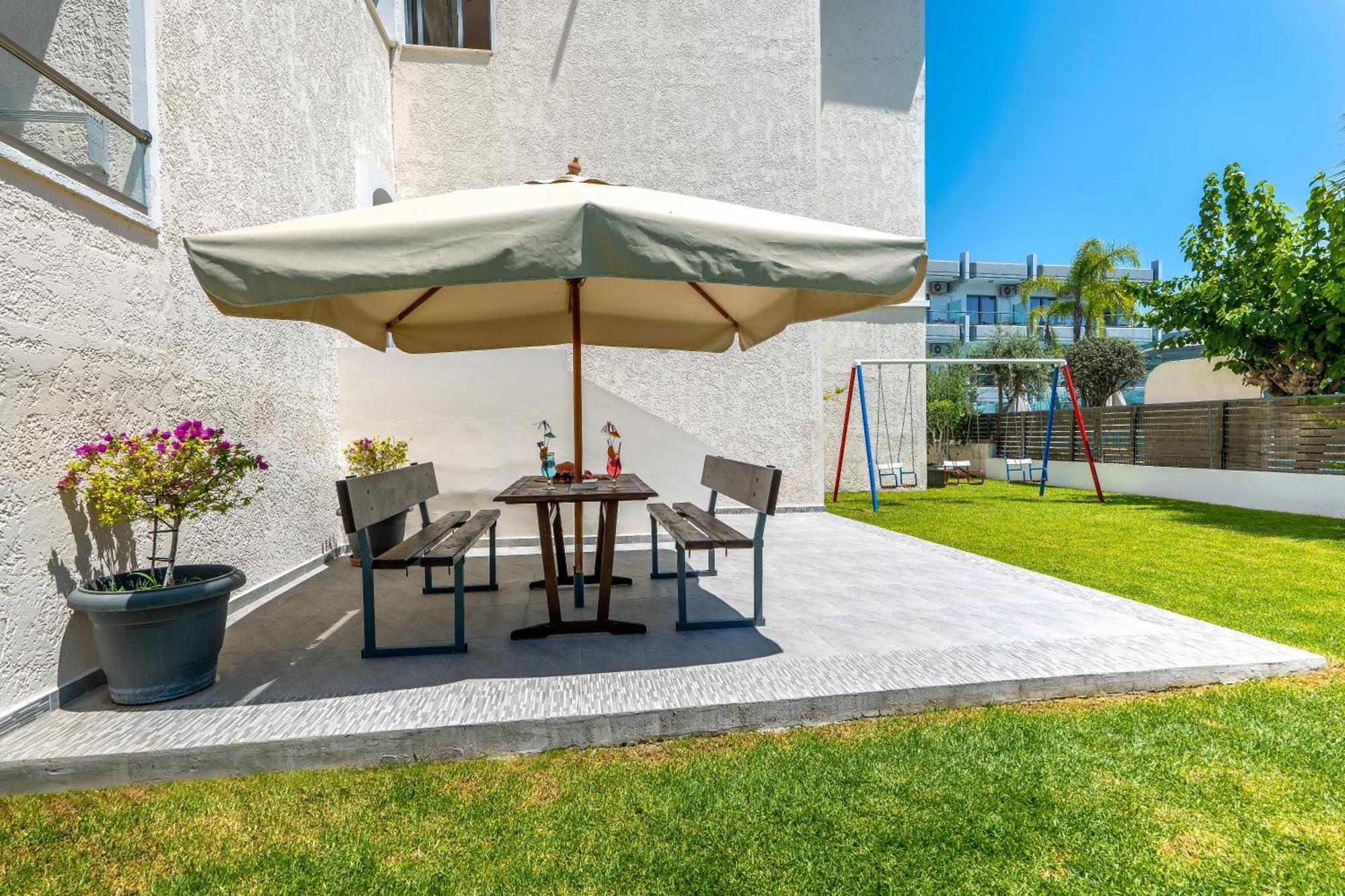Aparthotel Anixis & 3*