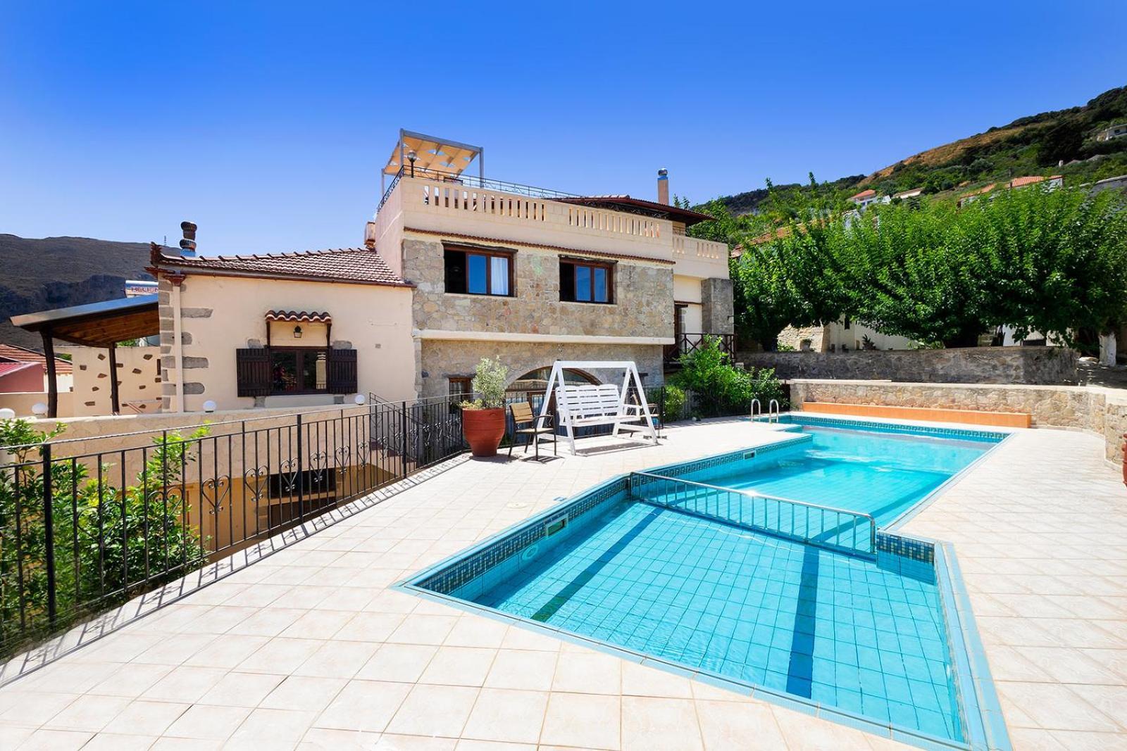 Villa 4-bedroom House *