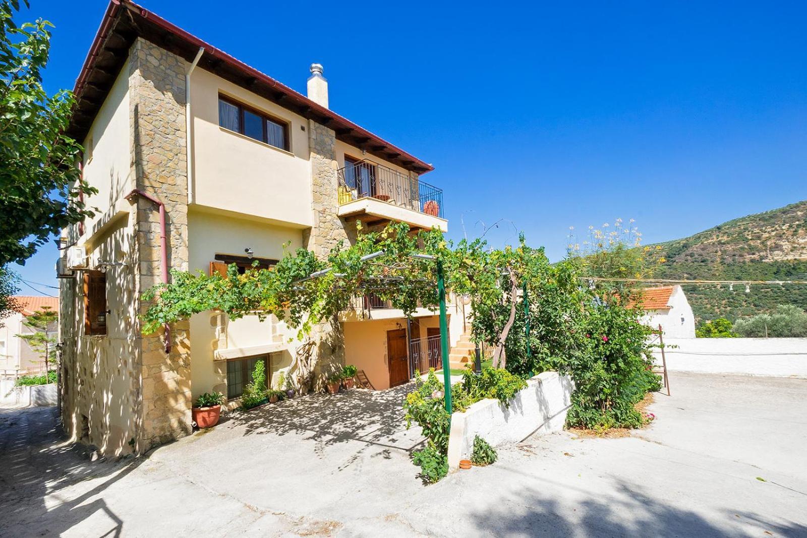 4-bedroom House * Topolia