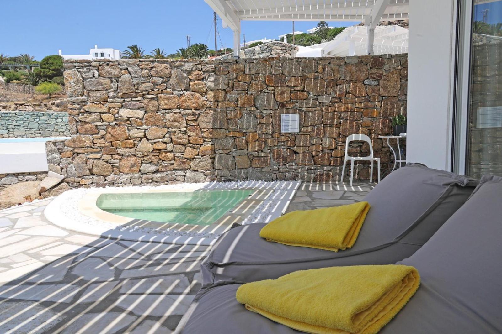 Adikri & Aparthotel Tourlos