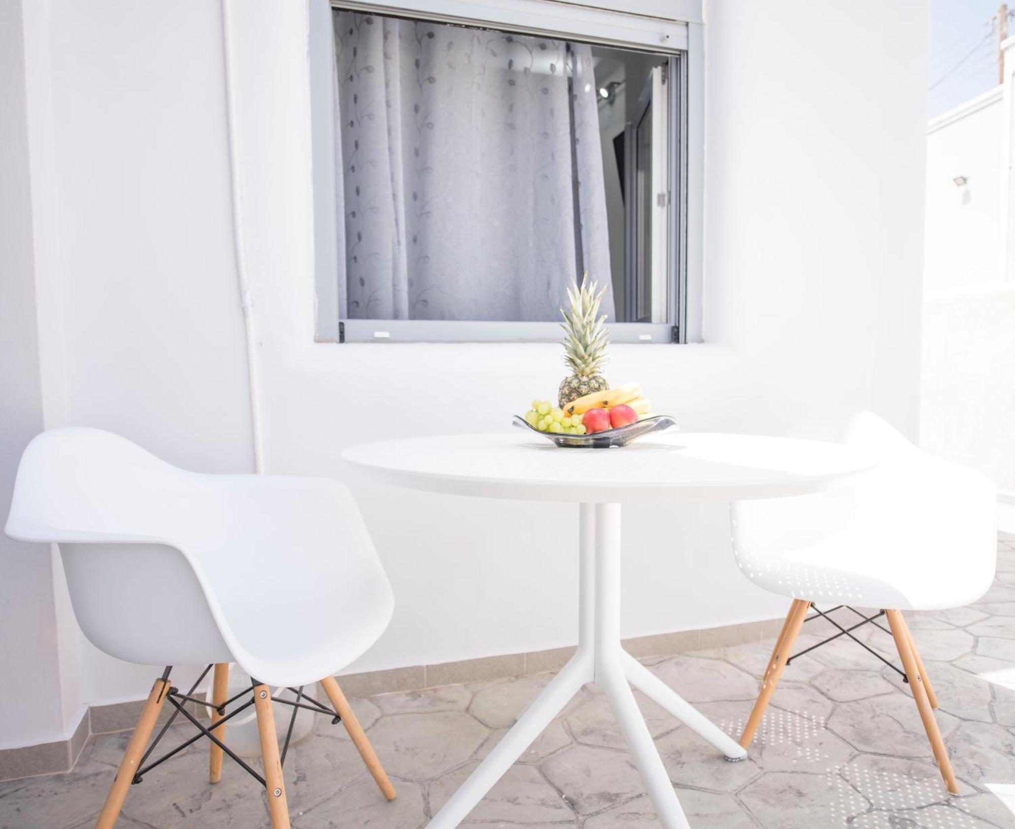 Pure And Simple Santorini Apartment