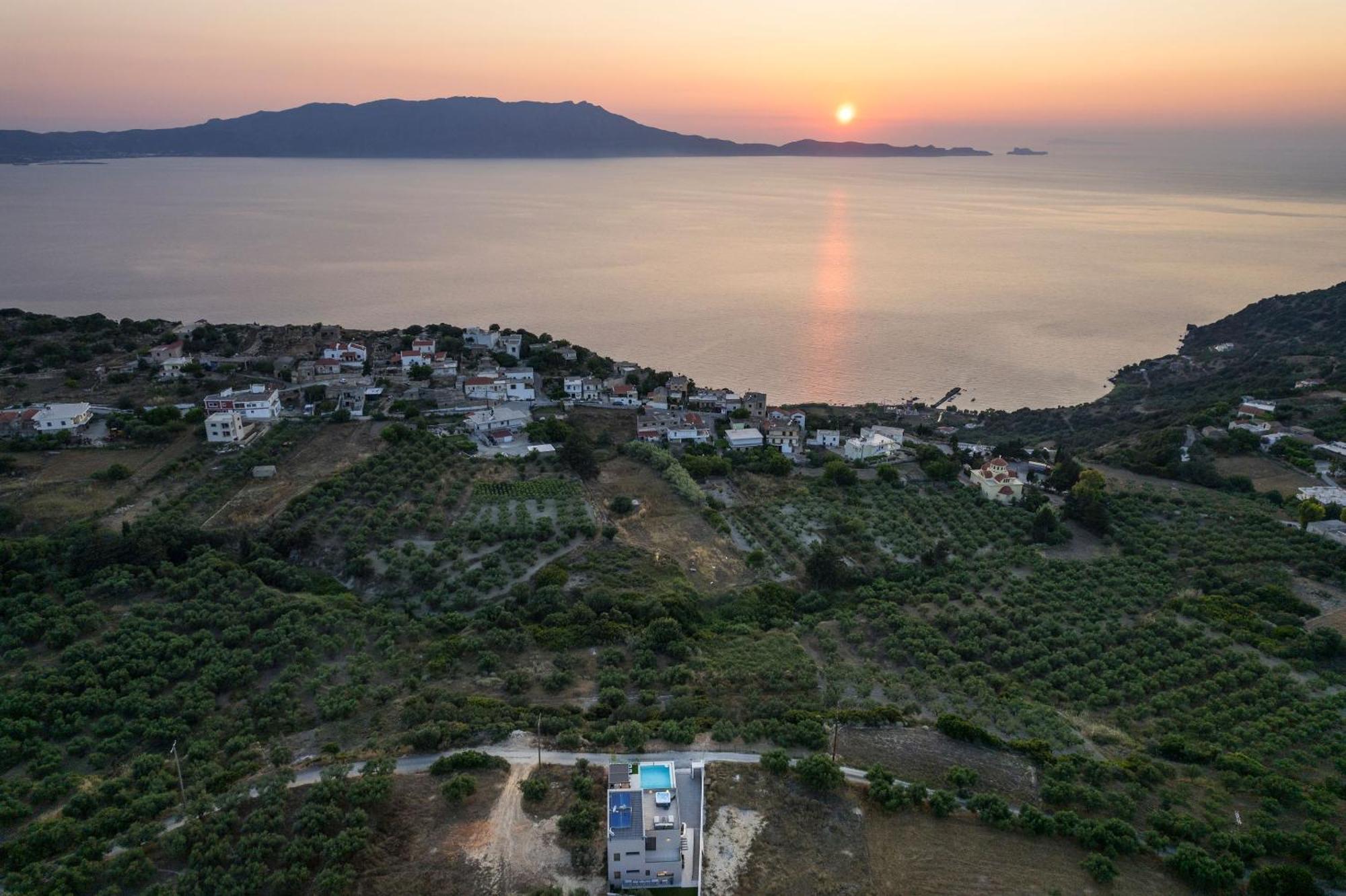 Ekphrasis With Sea View And Jacuzzi *
