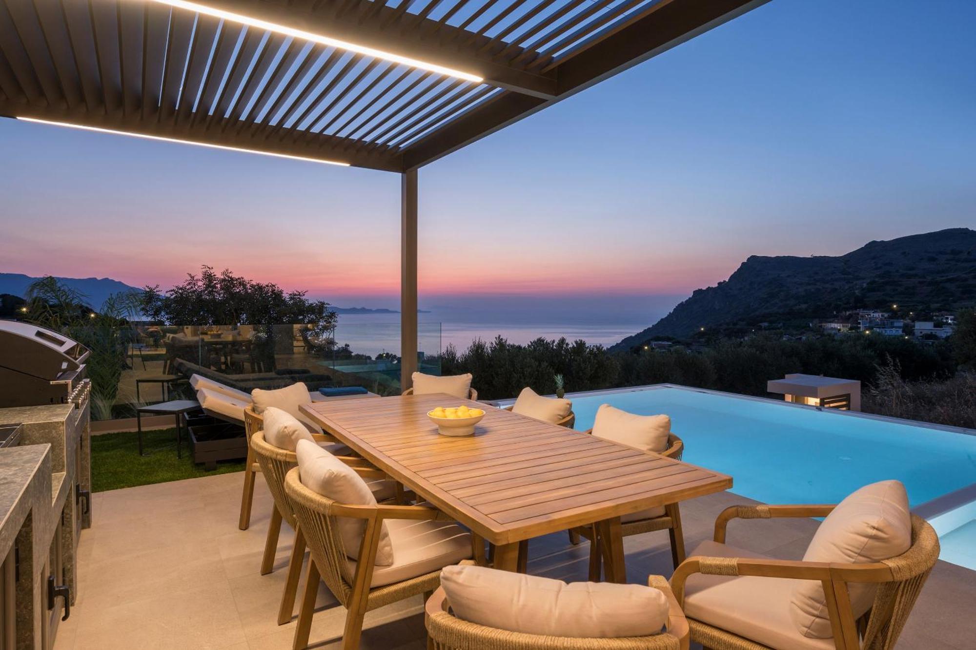 Ekphrasis With Sea View And Jacuzzi