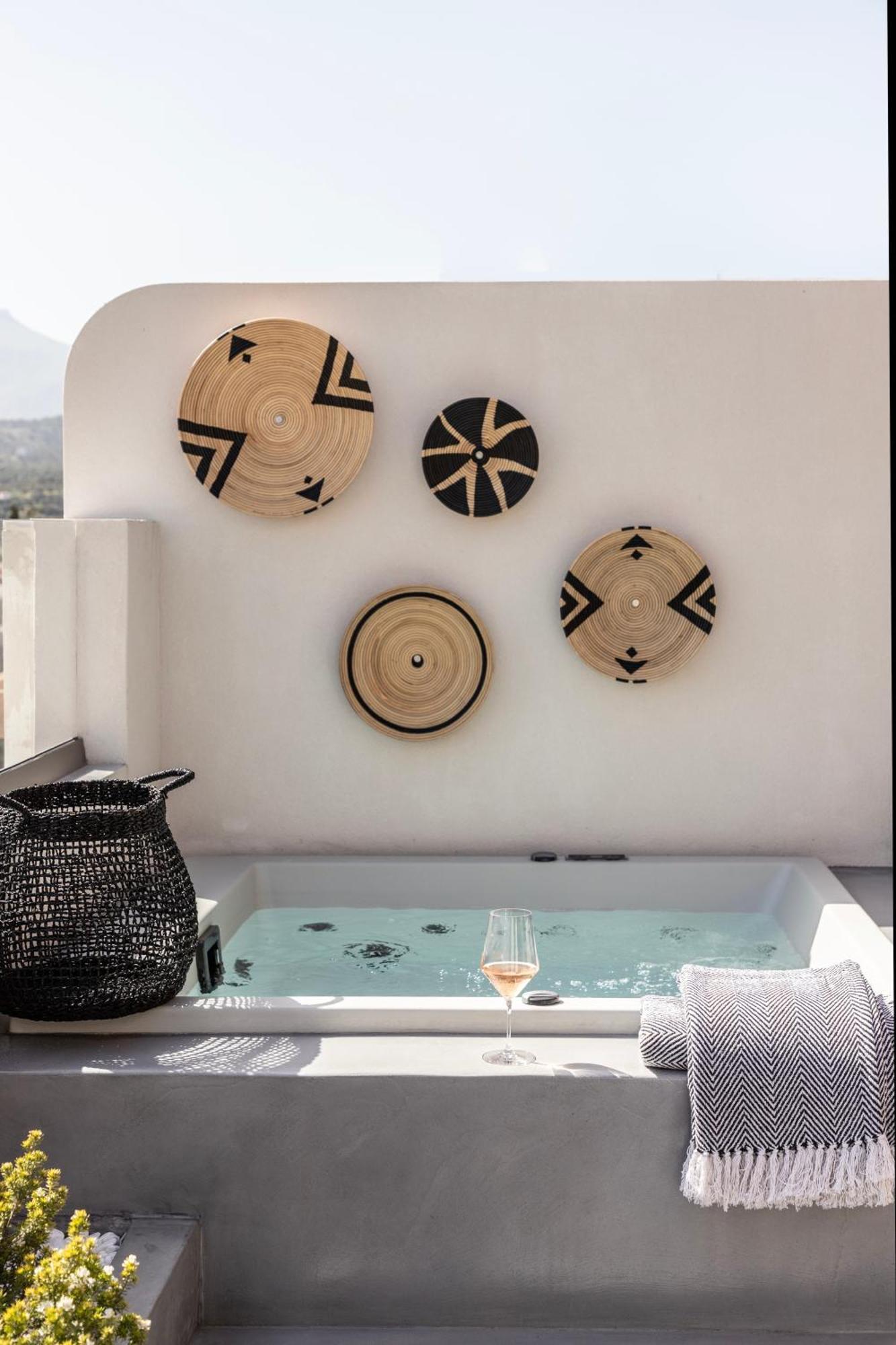 The With Outdoor Hot Tub Apartment *