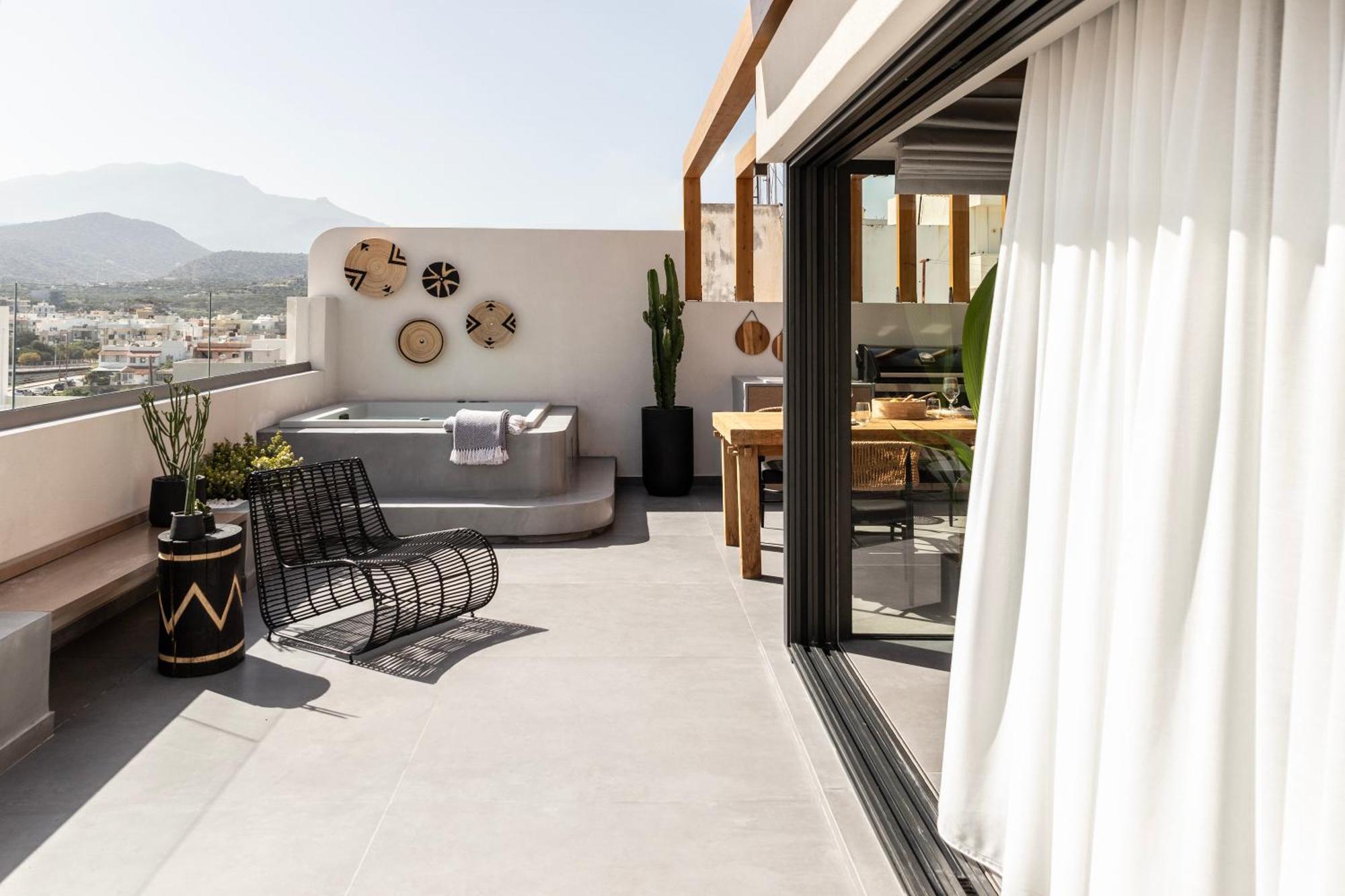 The With Outdoor Hot Tub *