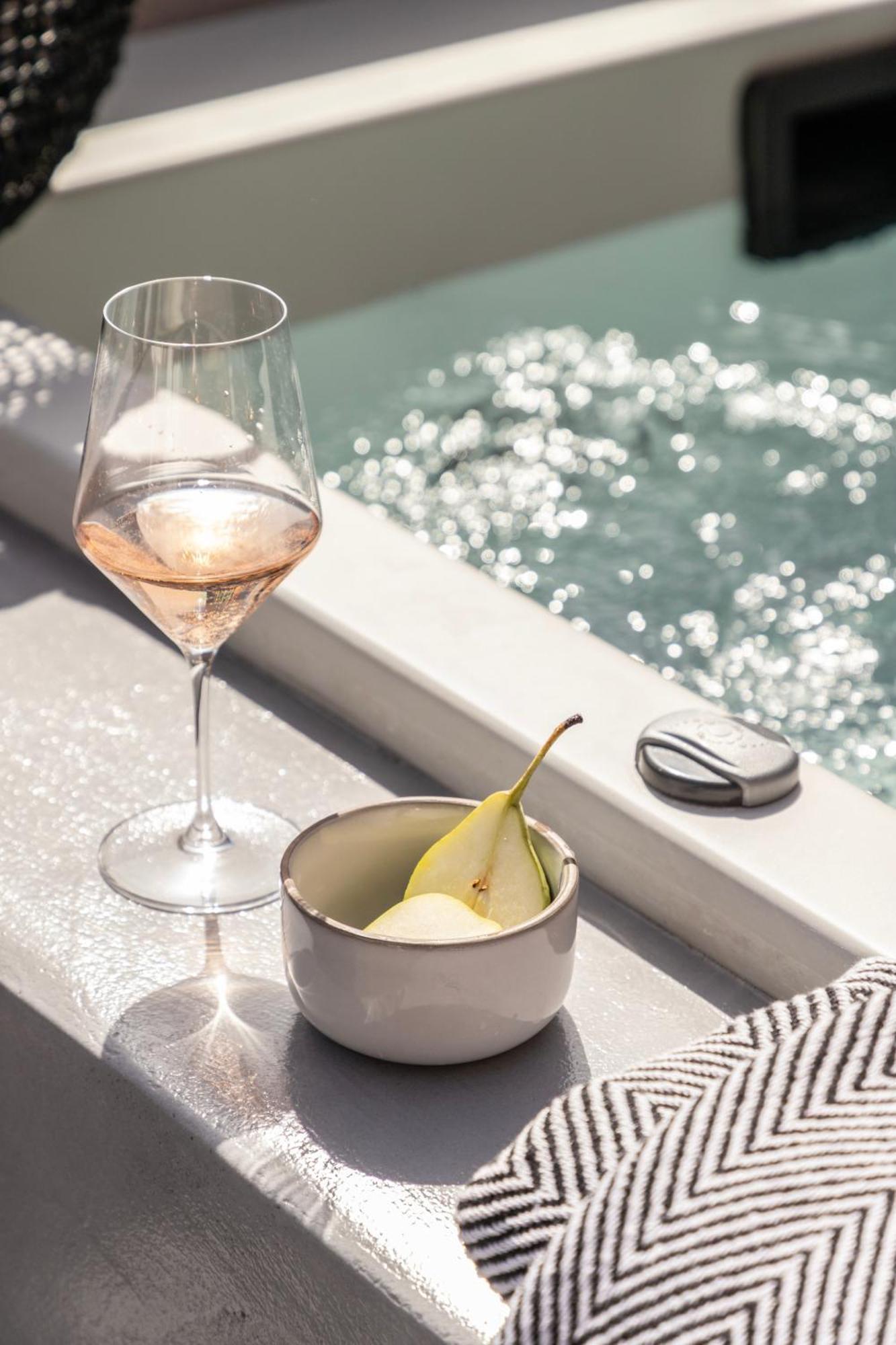 The With Outdoor Hot Tub Agios Nikolaos (Crete)