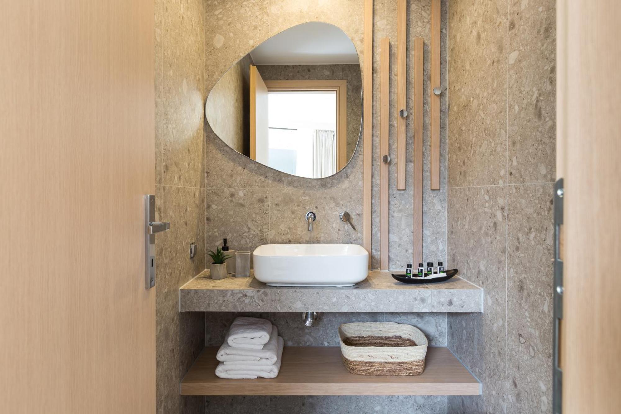Villa Iris, Beachfront, With Jacuzzi, Up To 9 Guests, Mpali Beach, Rethymno! Bali (Crete)