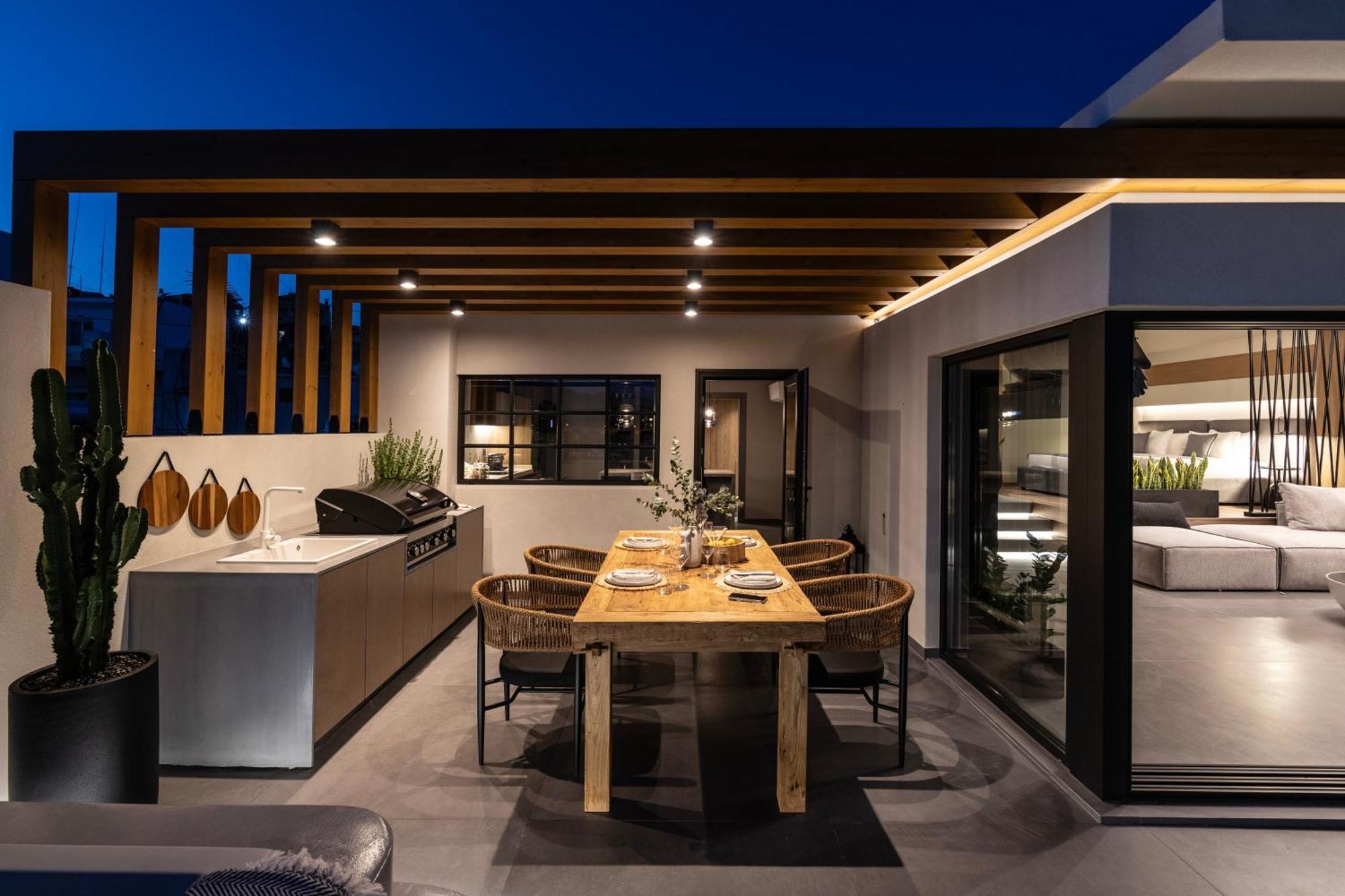 The With Outdoor Hot Tub *