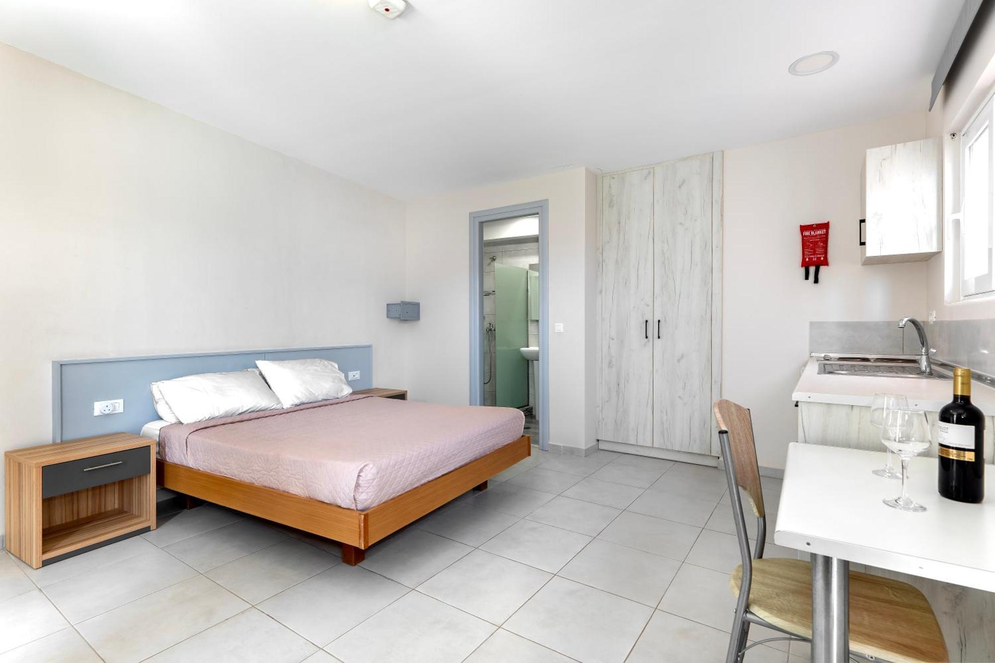 Aparthotel Anixis & 3*