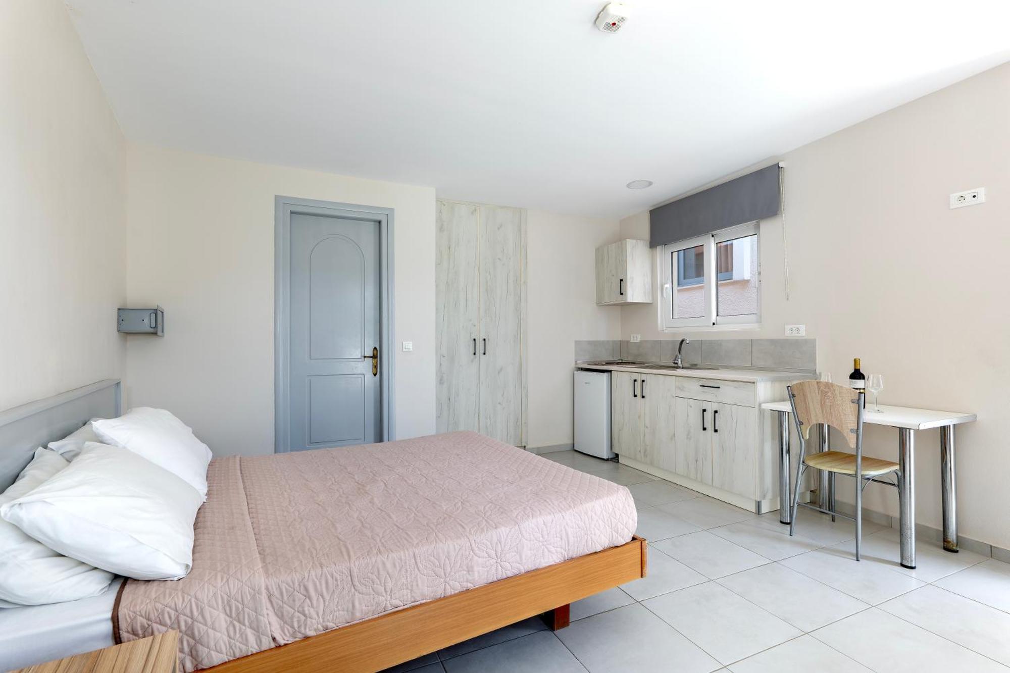 Anixis & Aparthotel 3*