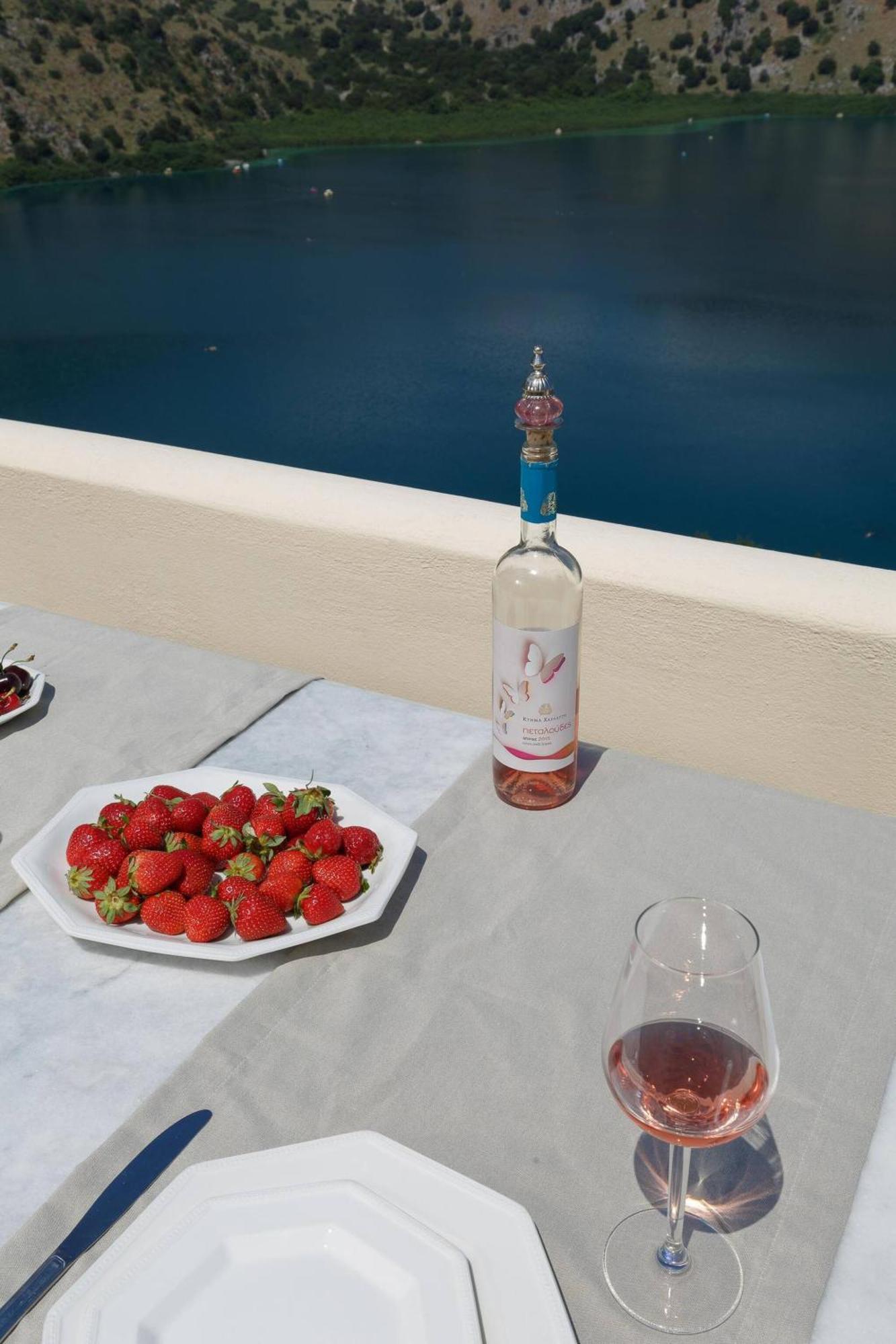 Villa Lindas In Unrivalled Position In Kournas