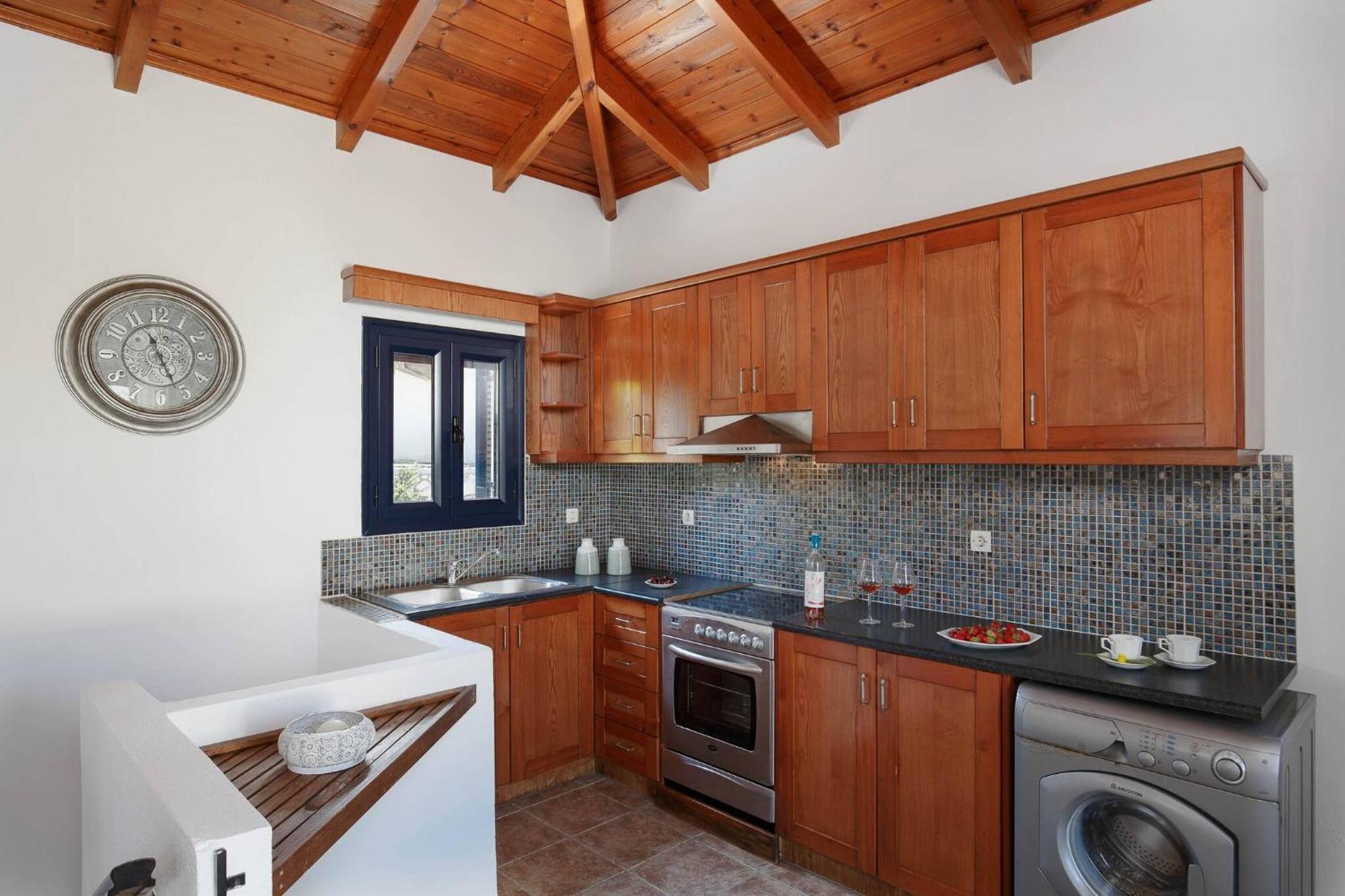 Lindas In Unrivalled Position In Kournas Villa *