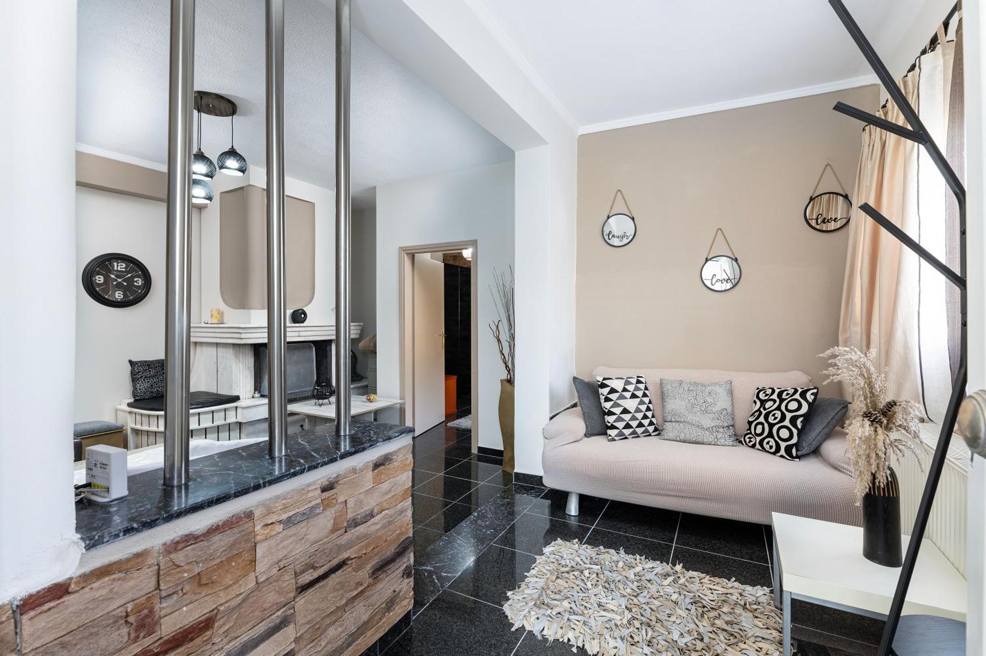 Sun & Waves Beachfront Apartment *