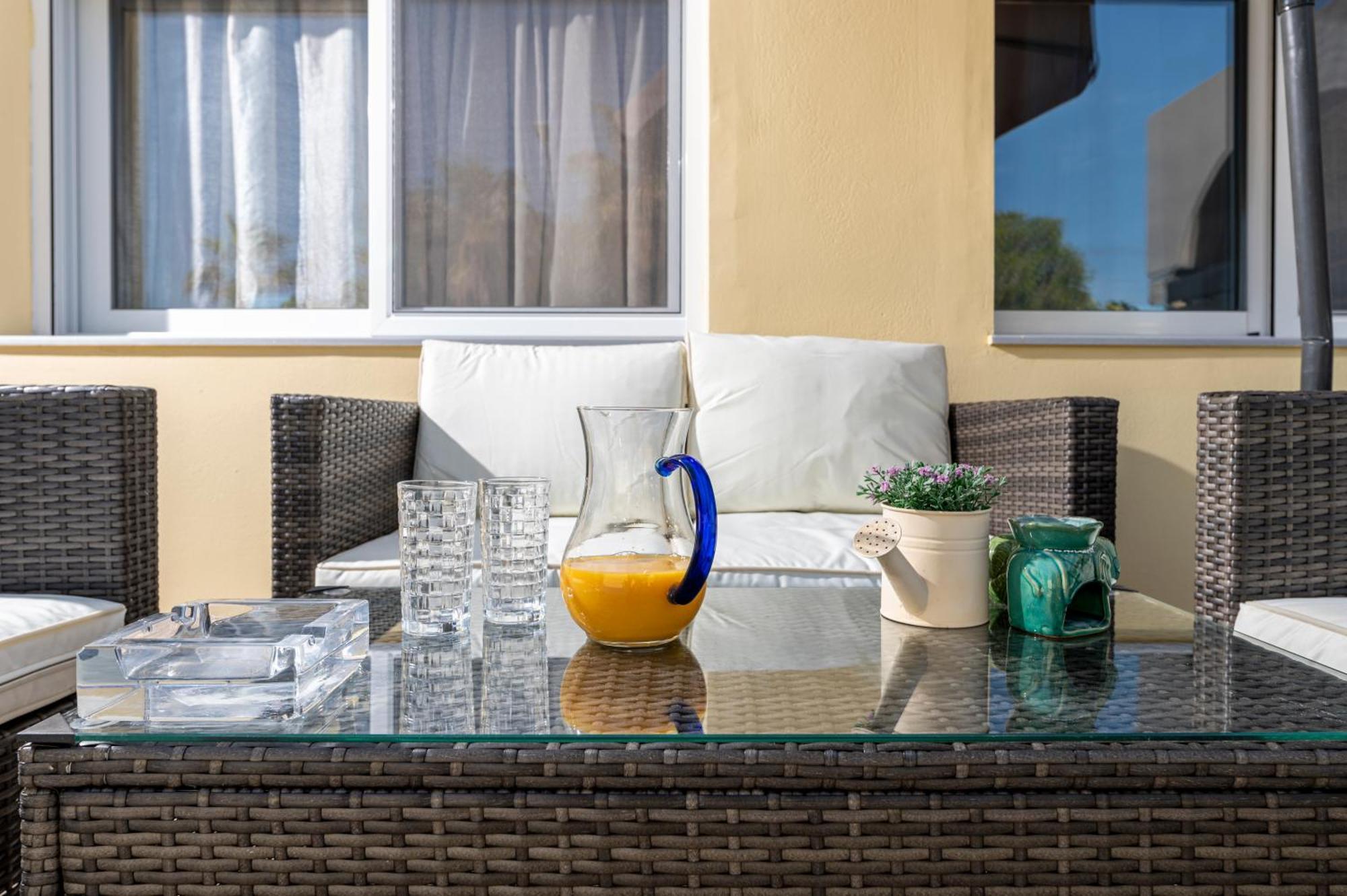 Sun & Waves Beachfront Apartment *