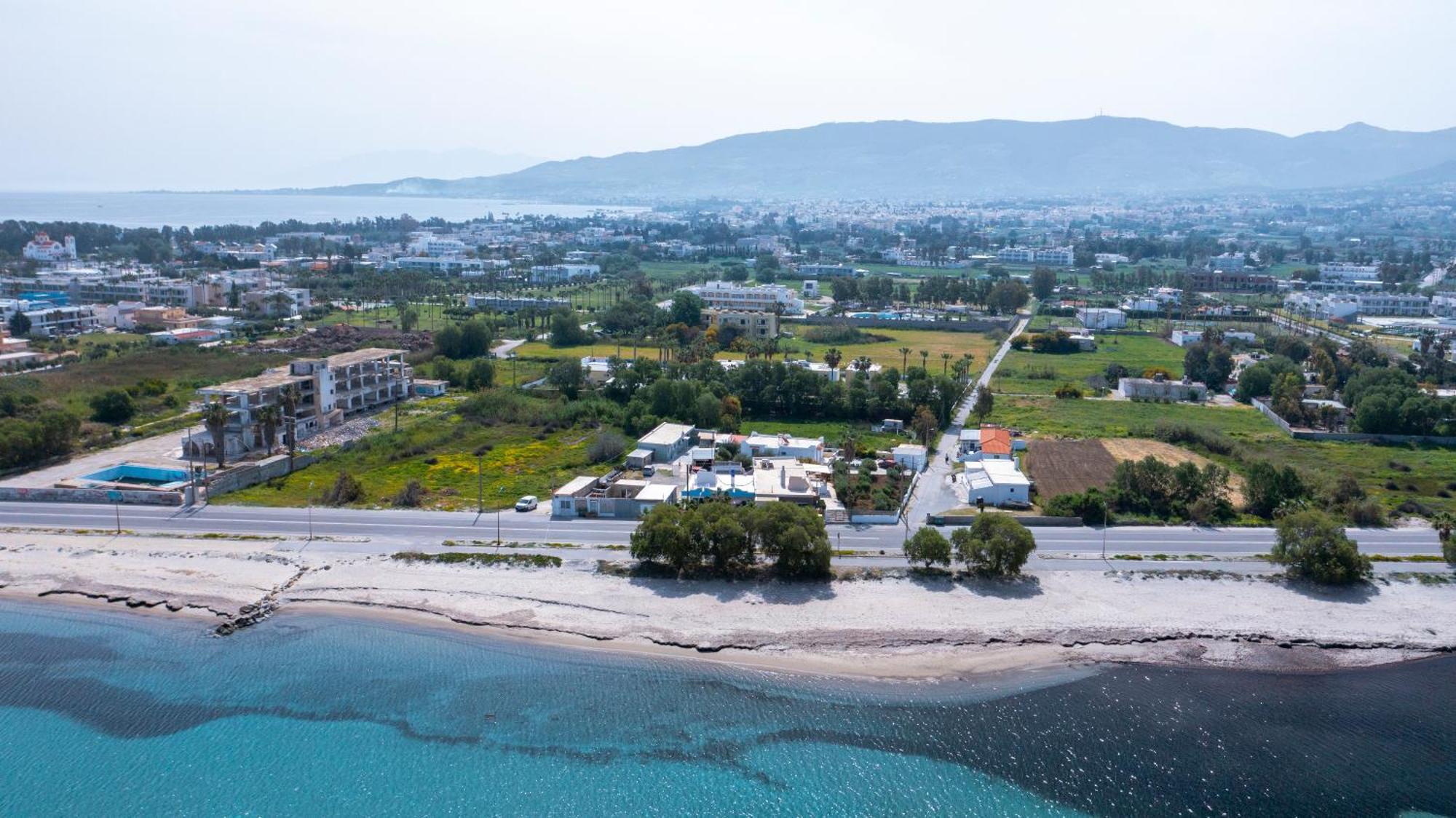 Sun & Waves Beachfront Apartment