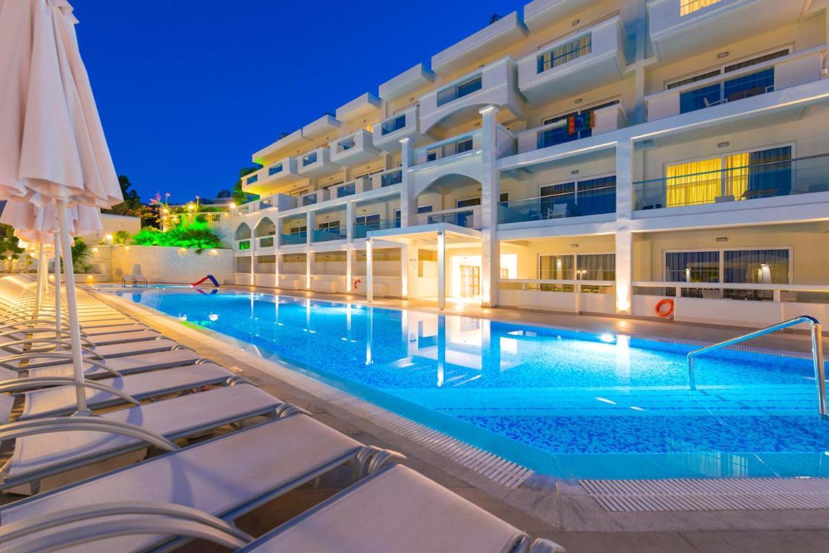 Hotel White & 4*