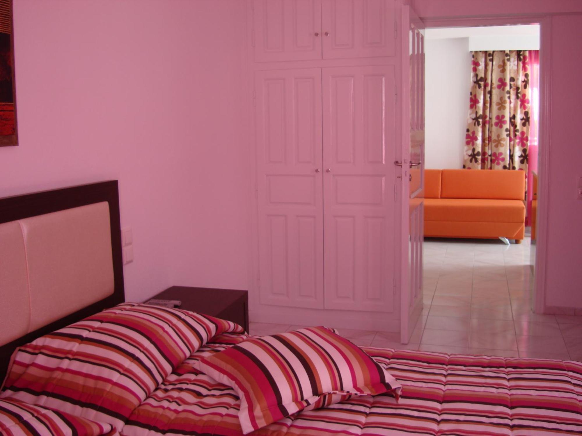 Aparthotel Elena &