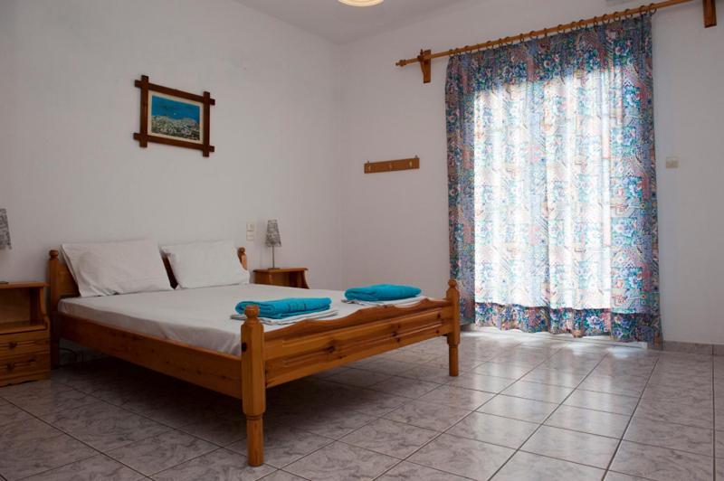 Syraina Skiathos Town