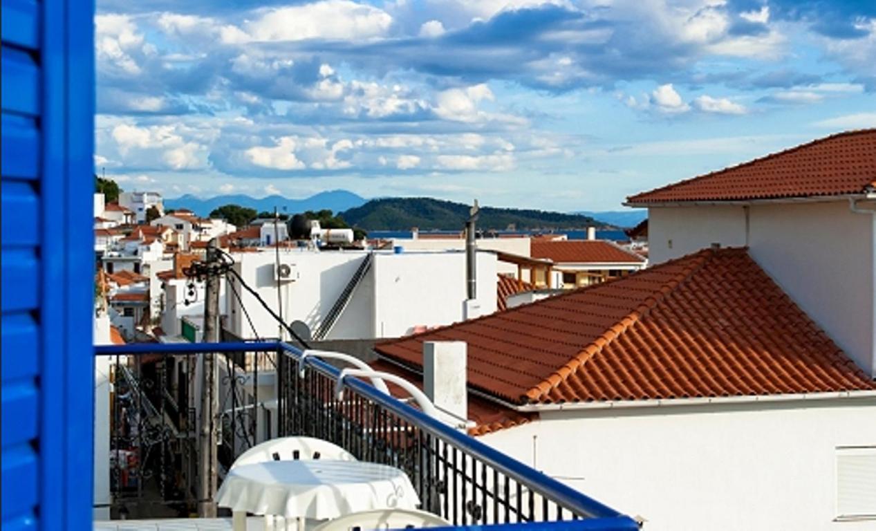 Syraina Skiathos Town